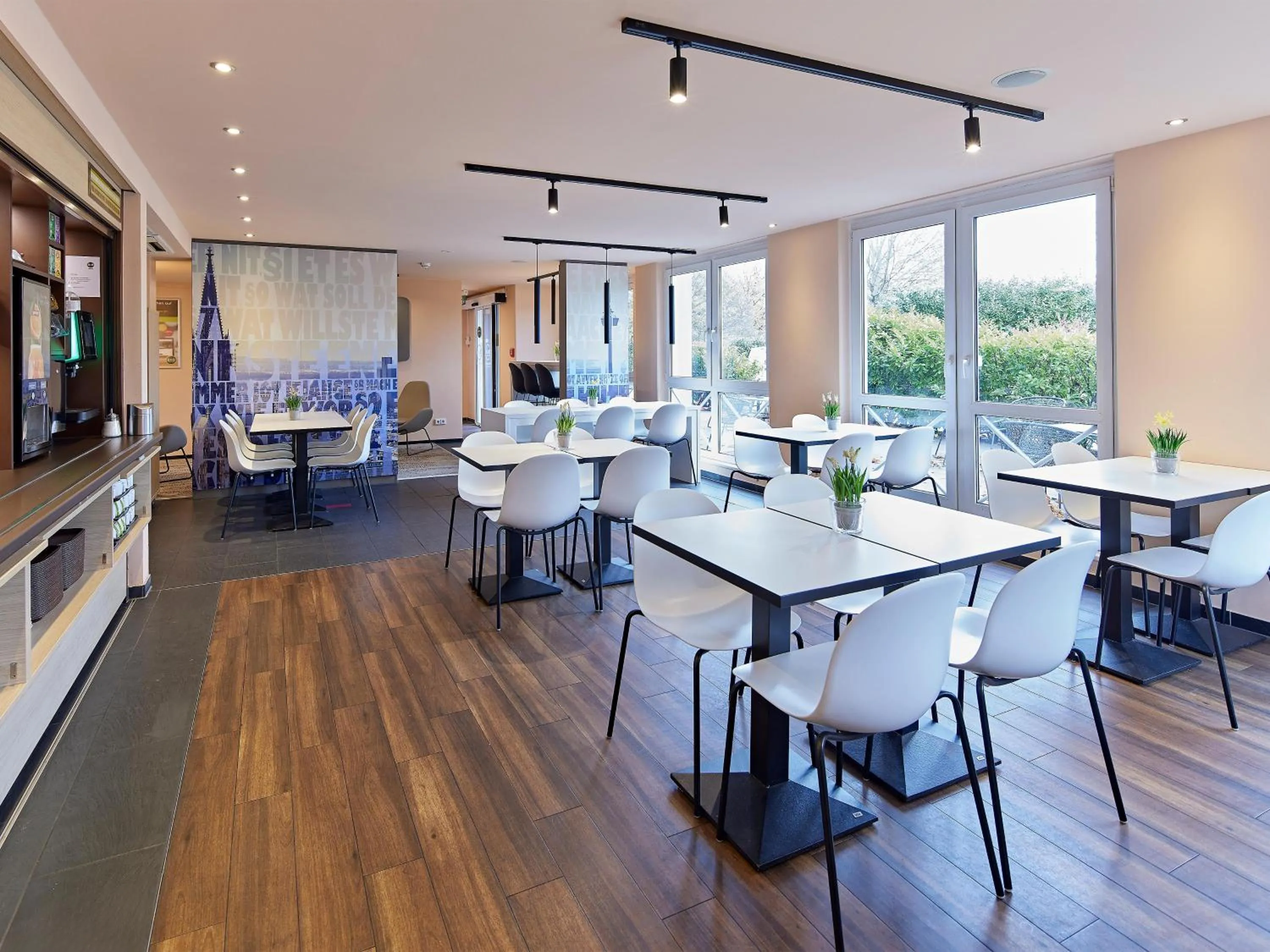 Restaurant/places to eat in B&B Hotel Köln-West