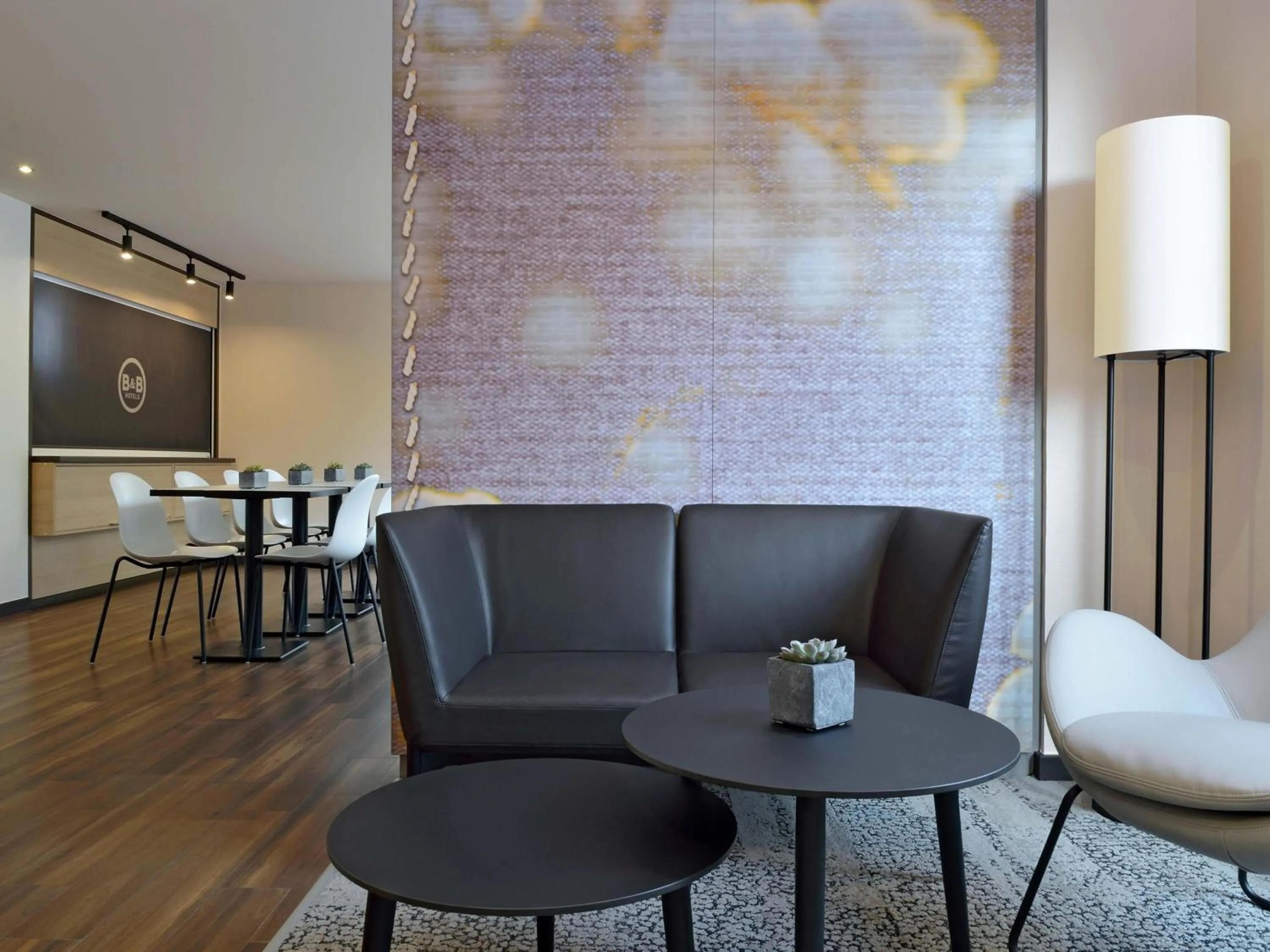 Lobby or reception in B&B Hotel Düsseldorf-Ratingen