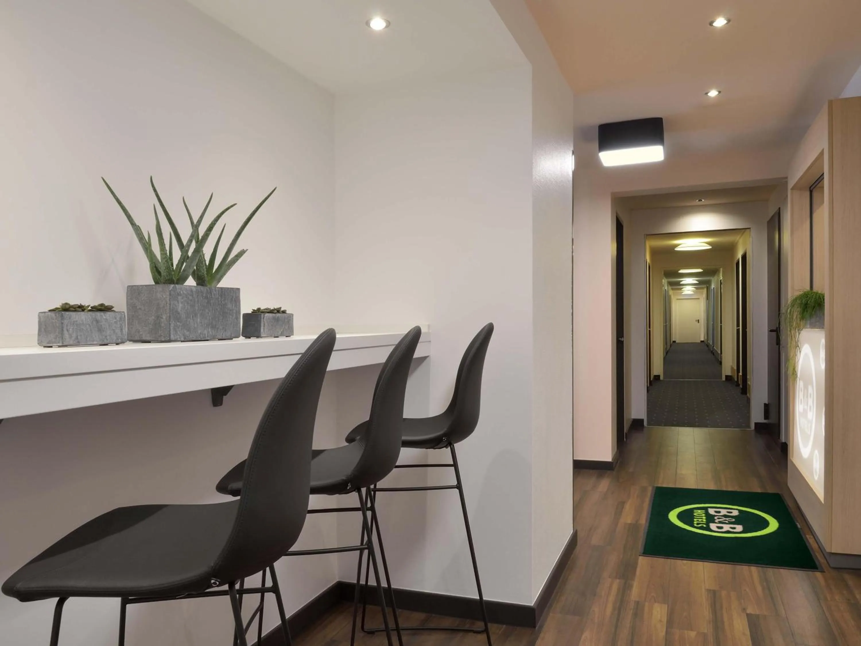 Lobby or reception in B&B Hotel Düsseldorf-Ratingen