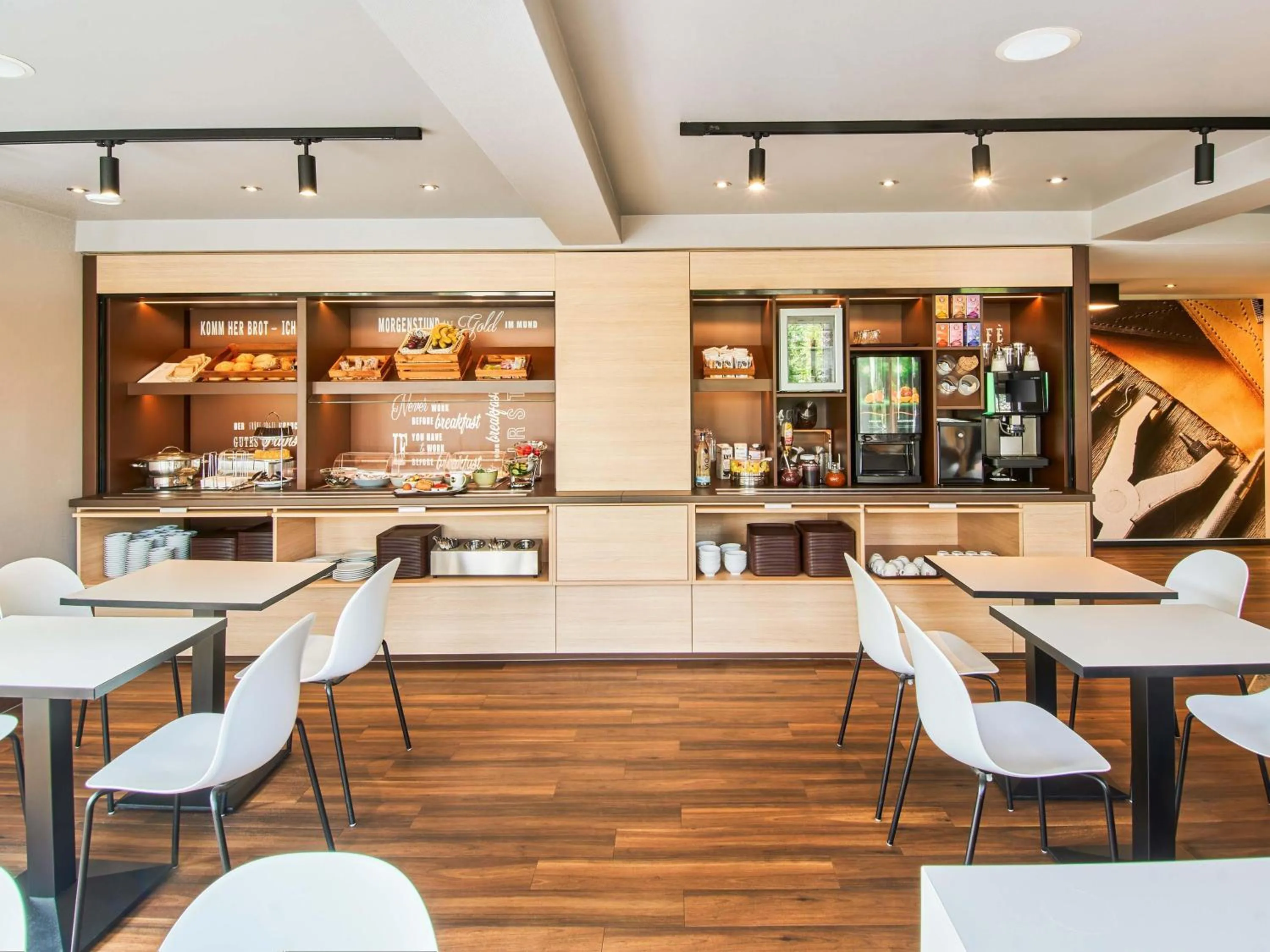 Lounge or bar in B&B Hotel Offenbach-Süd