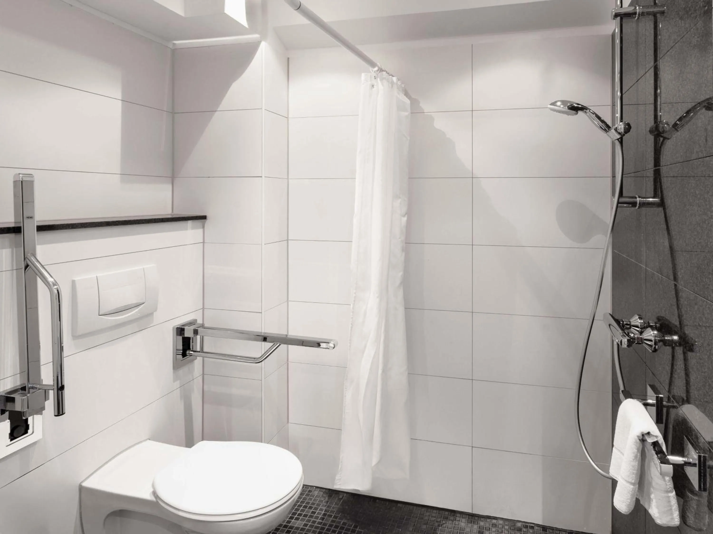 Bathroom in B&B Hotel Hannover-Lahe