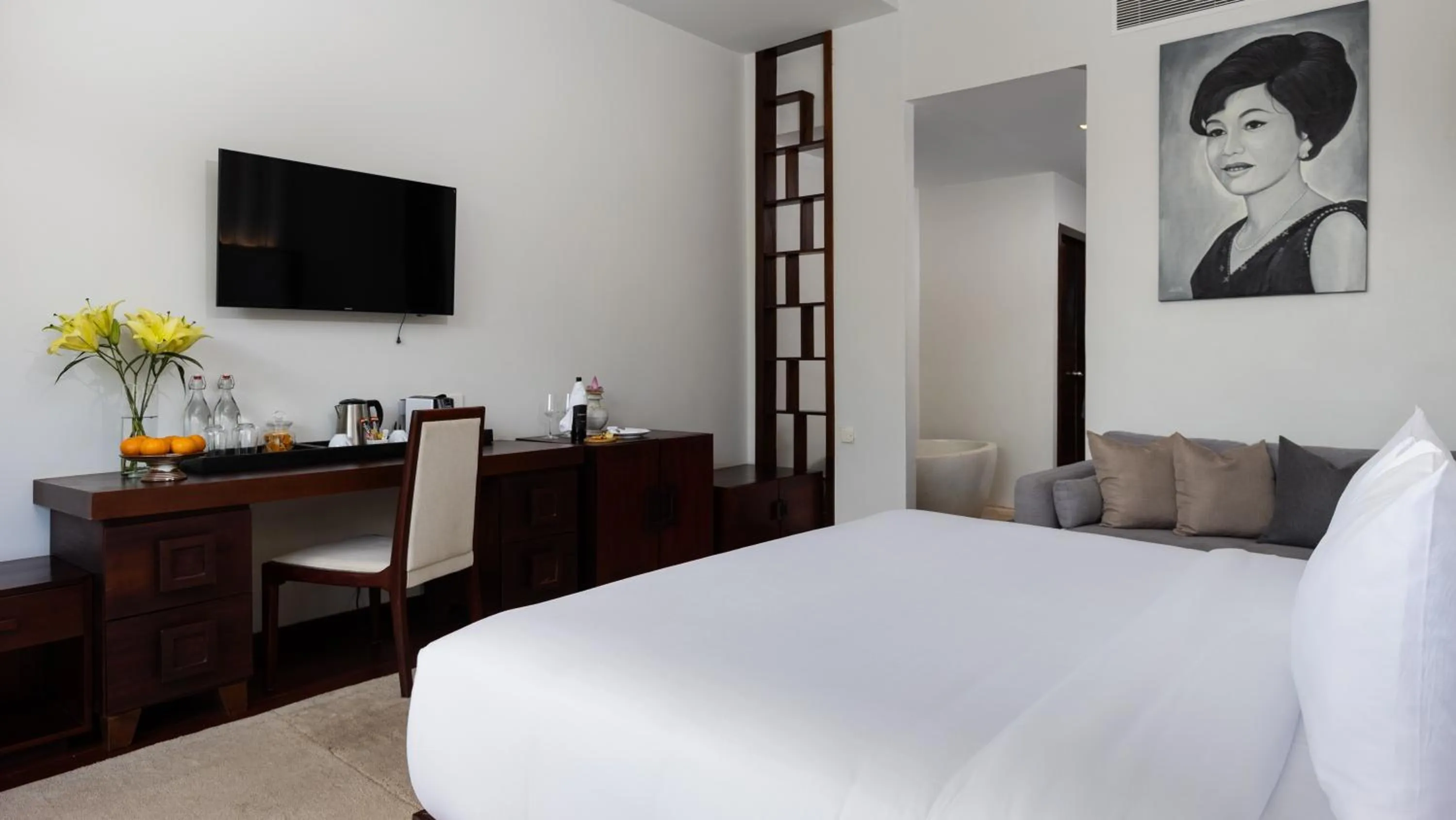 Photo of the whole room, Bed in Shintana Saya La Maison