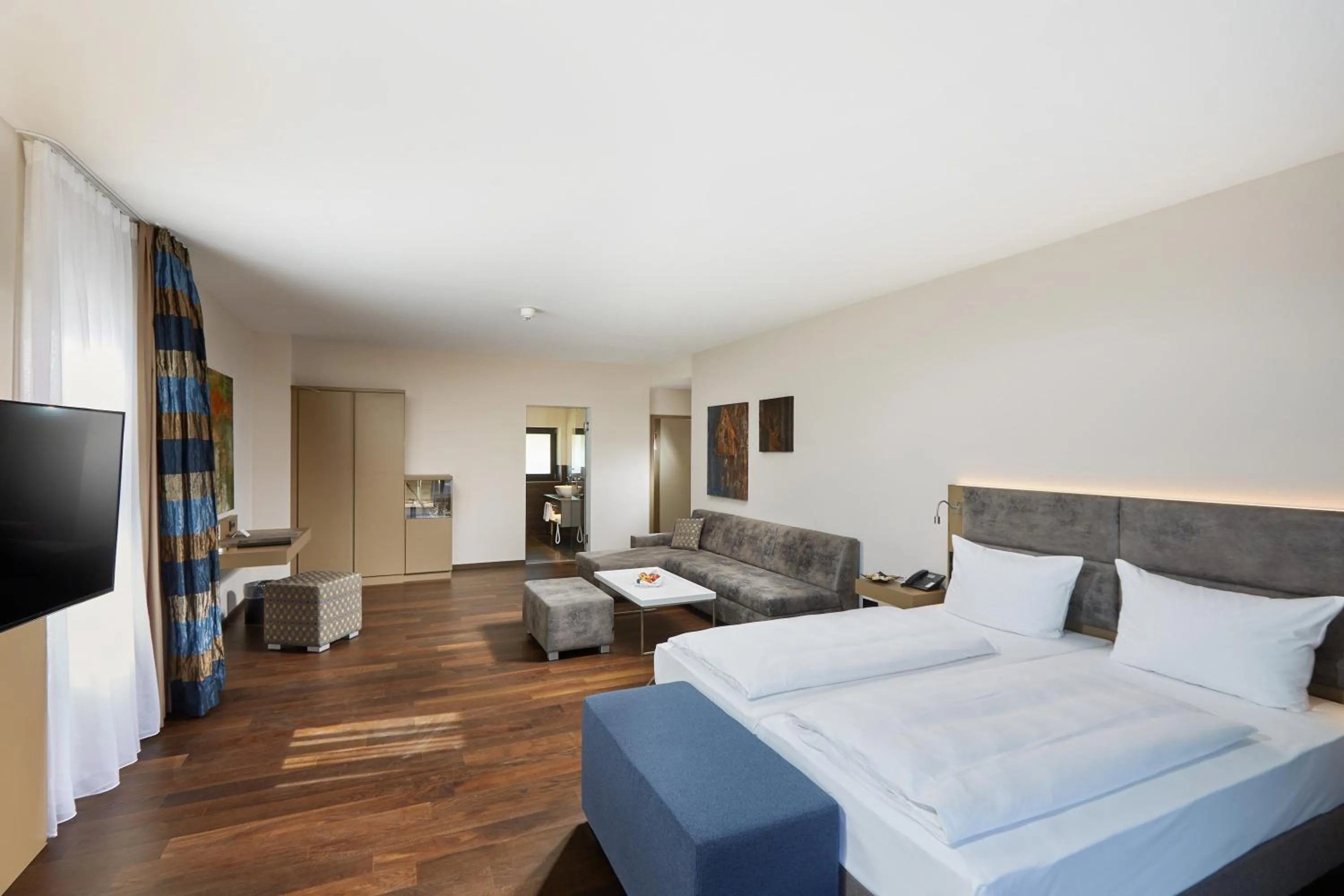 Photo of the whole room, Bed in Schloss Reinach