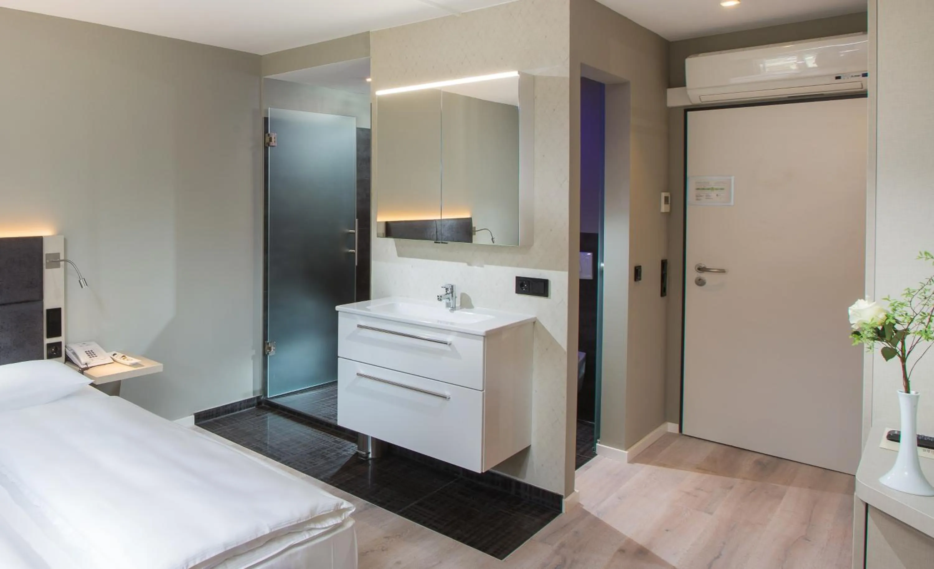 Bathroom, Bed in Schloss Reinach