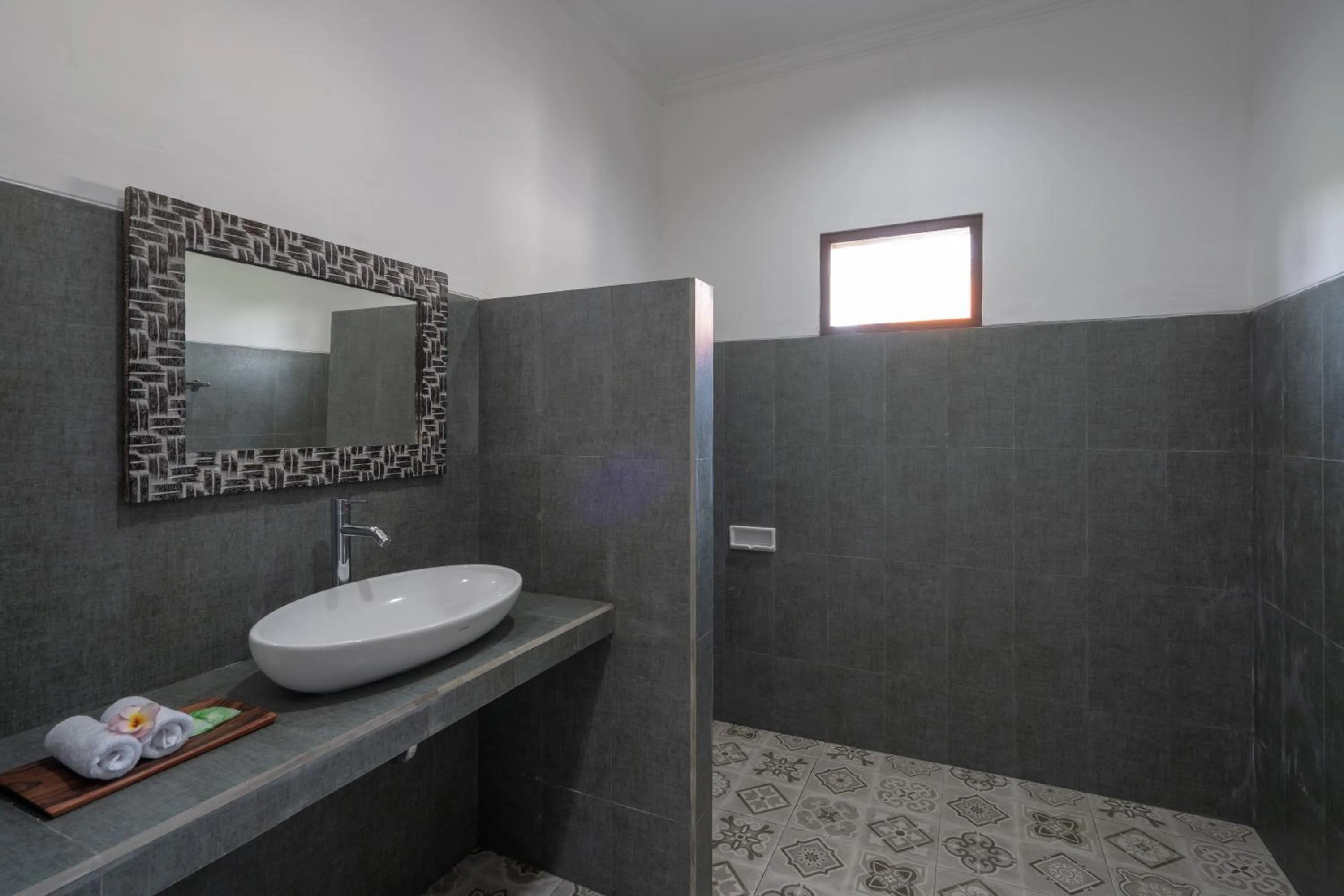 Shower in Nusa Indah Onai Hotel