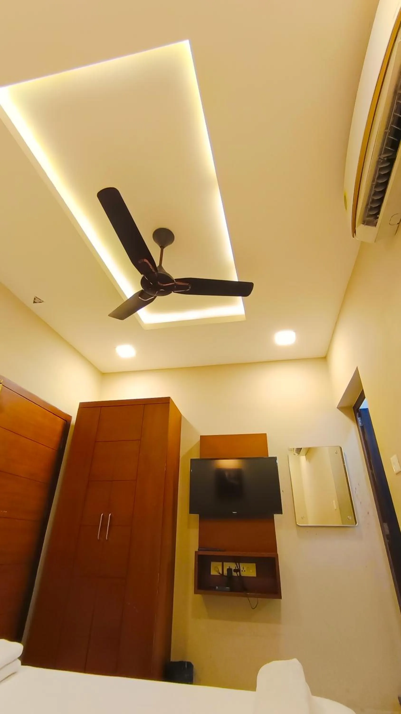 wardrobe, Bed in Hotel Priya