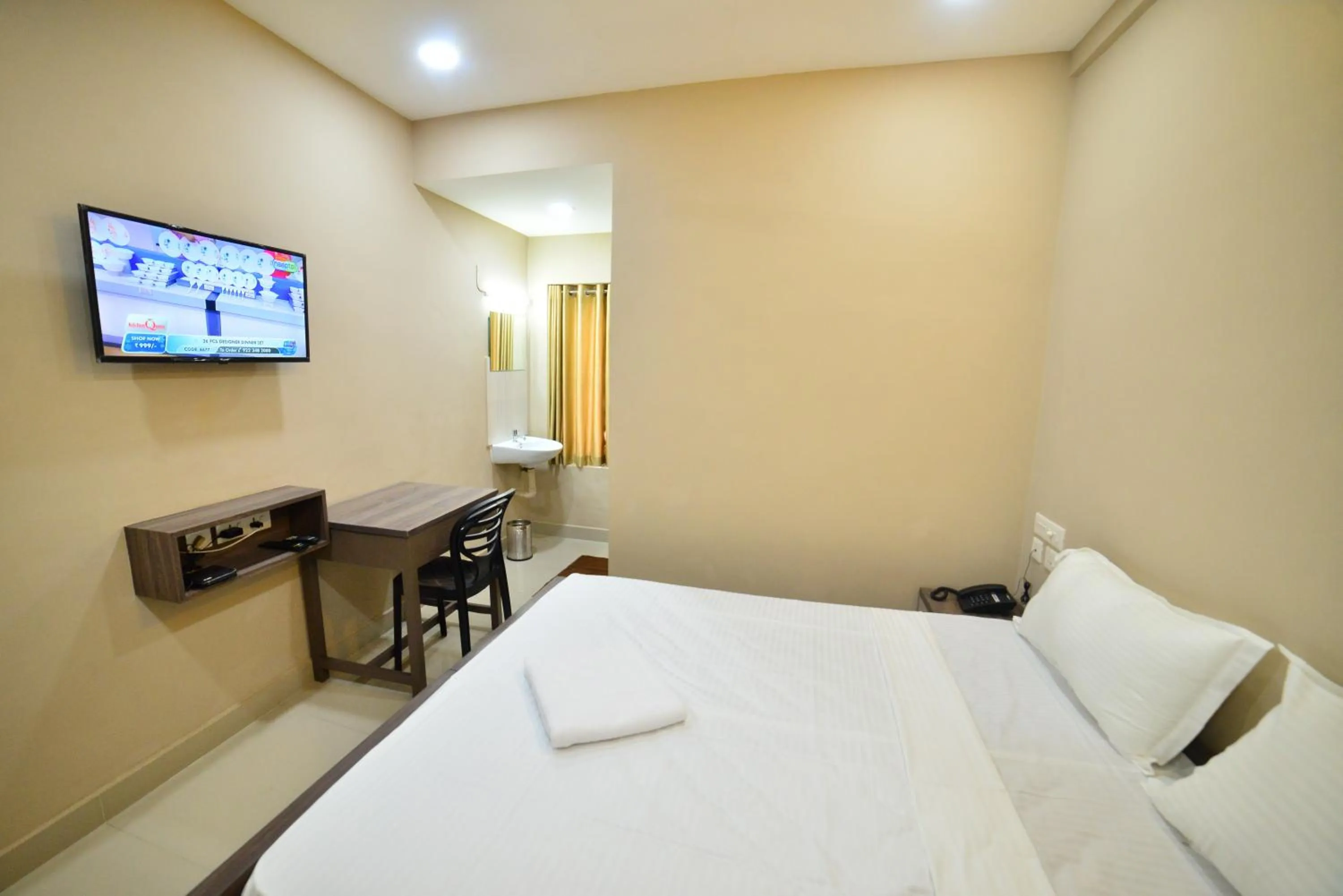 Bedroom, Bed in Hotel Priya