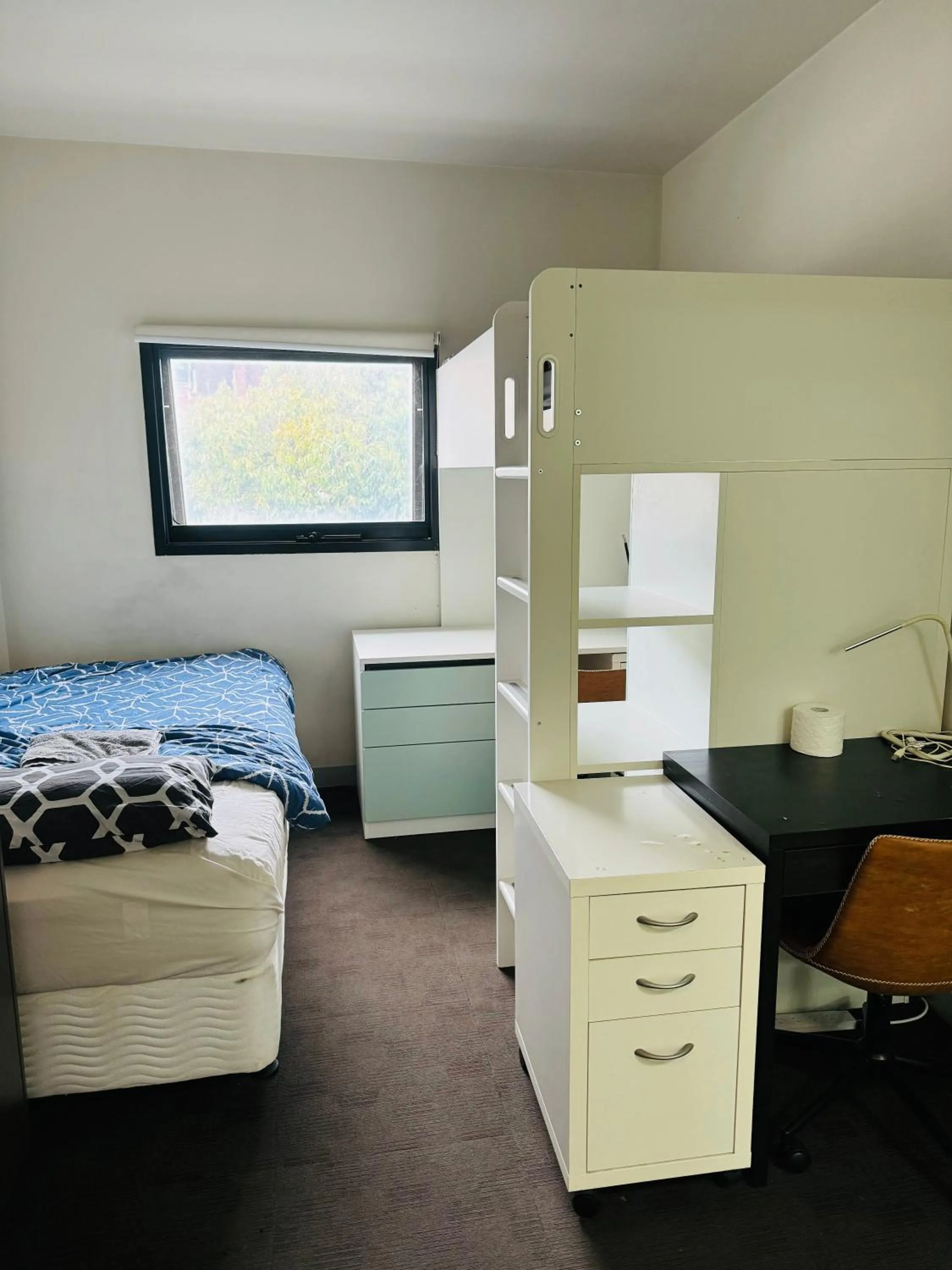 Photo of the whole room, Bed in CarricHouse