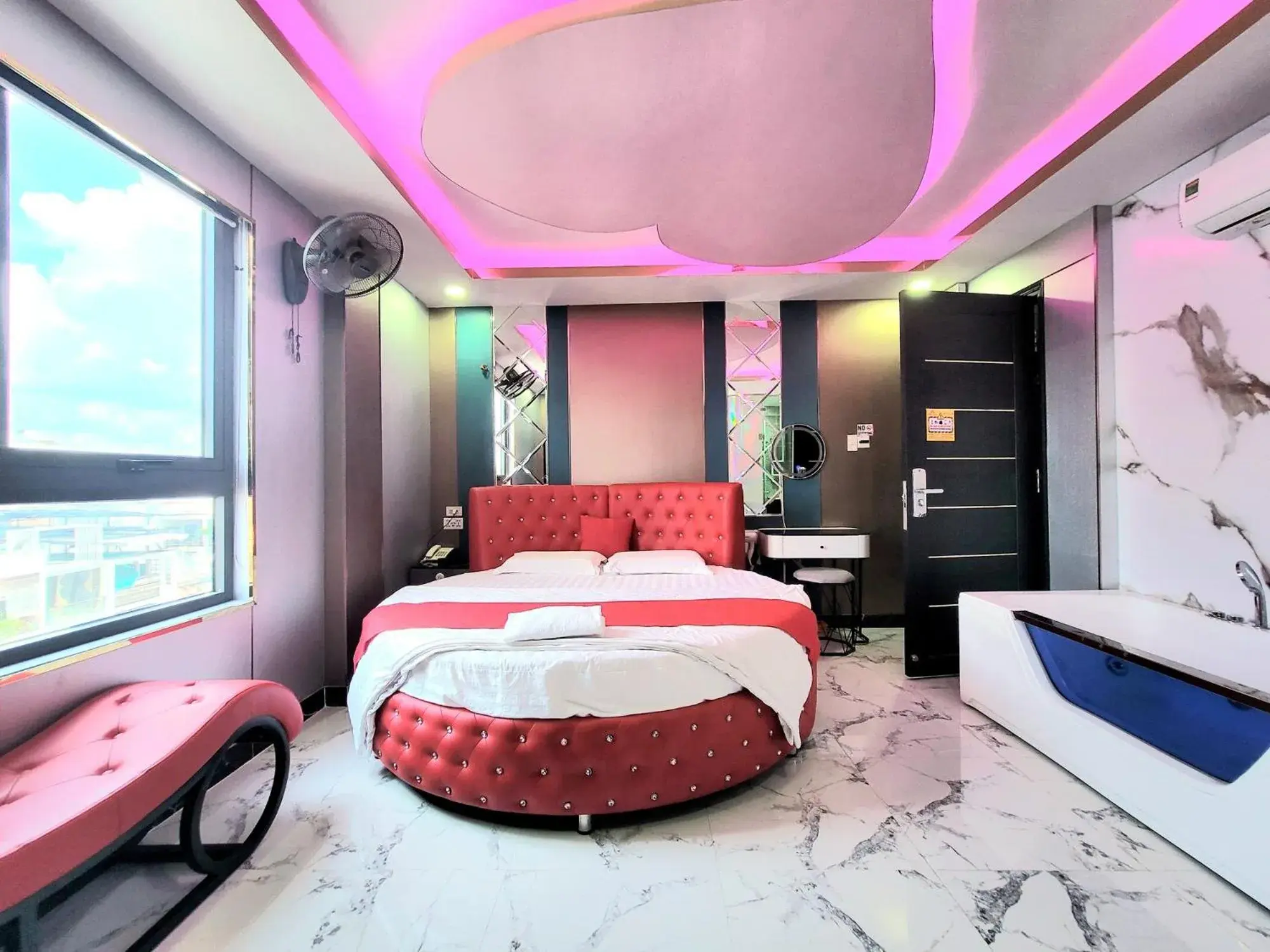 Suite in Thiem Thanh Hotel Suite in Thiem Thanh Hotel