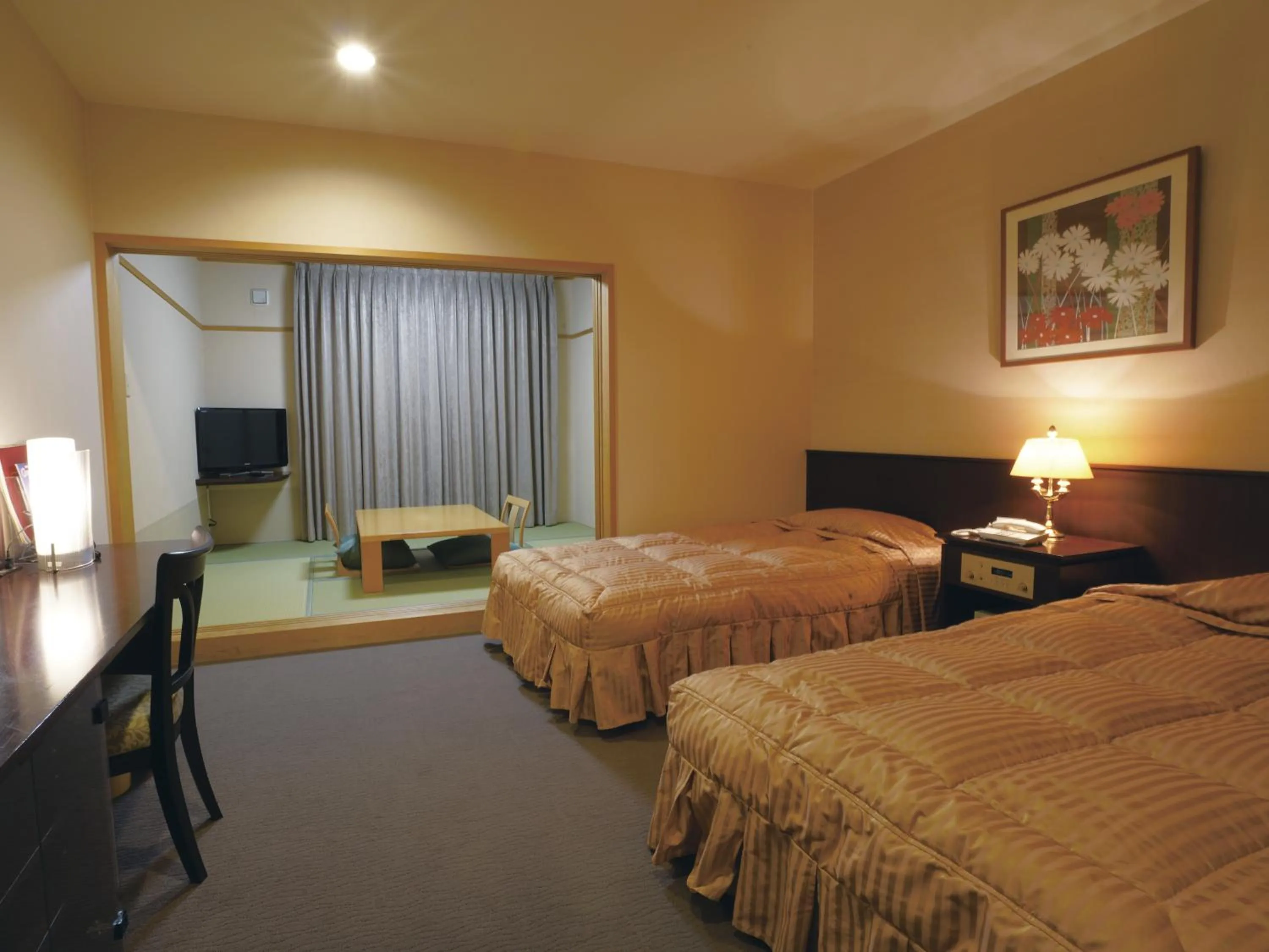 Photo of the whole room, Bed in The Gran Resort Oumi Maiko
