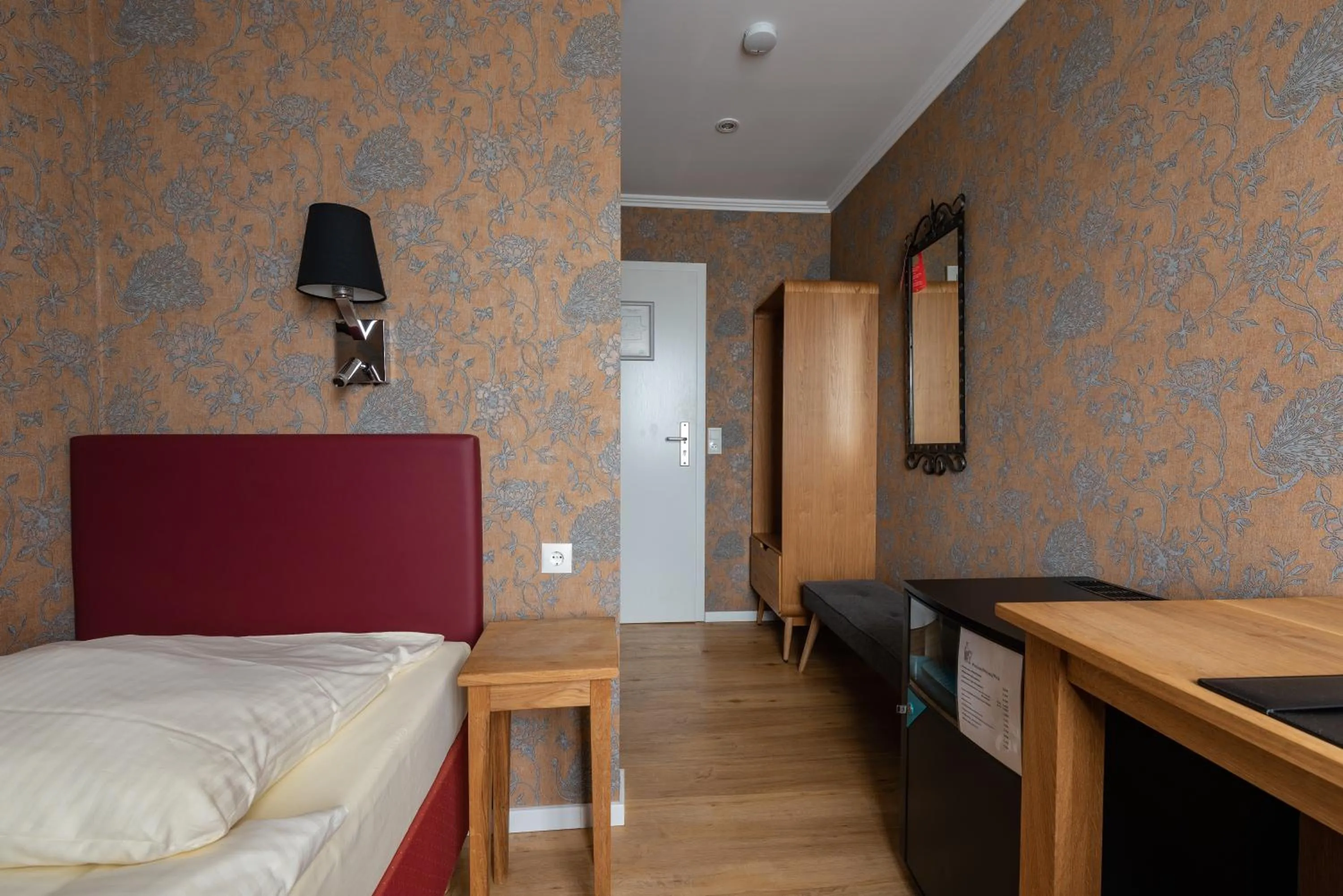 Photo of the whole room, Bed in Hotel Kurfürstenhof