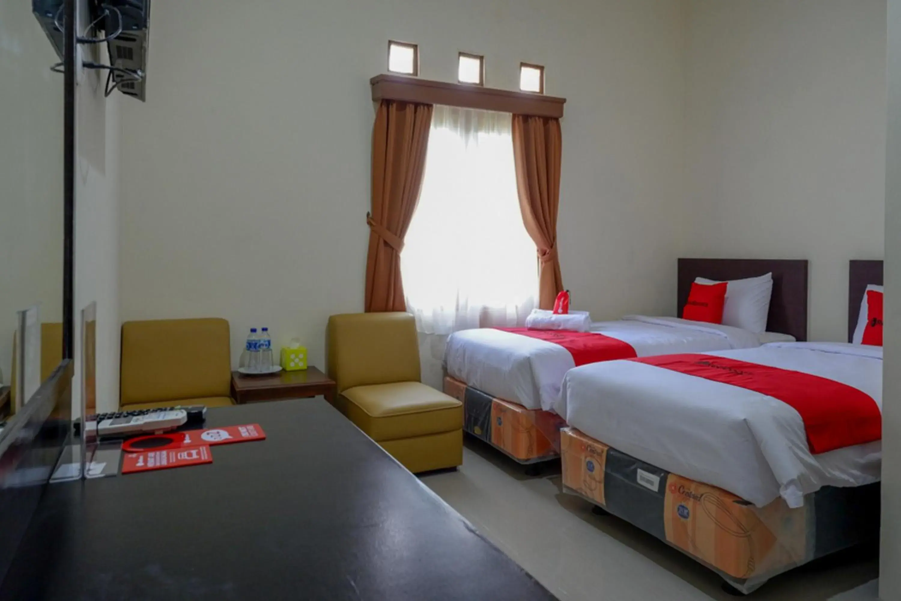 Twin Room in RedDoorz near Stadion 45 Karanganyar Twin Room in RedDoorz near Stadion 45 Karanganyar