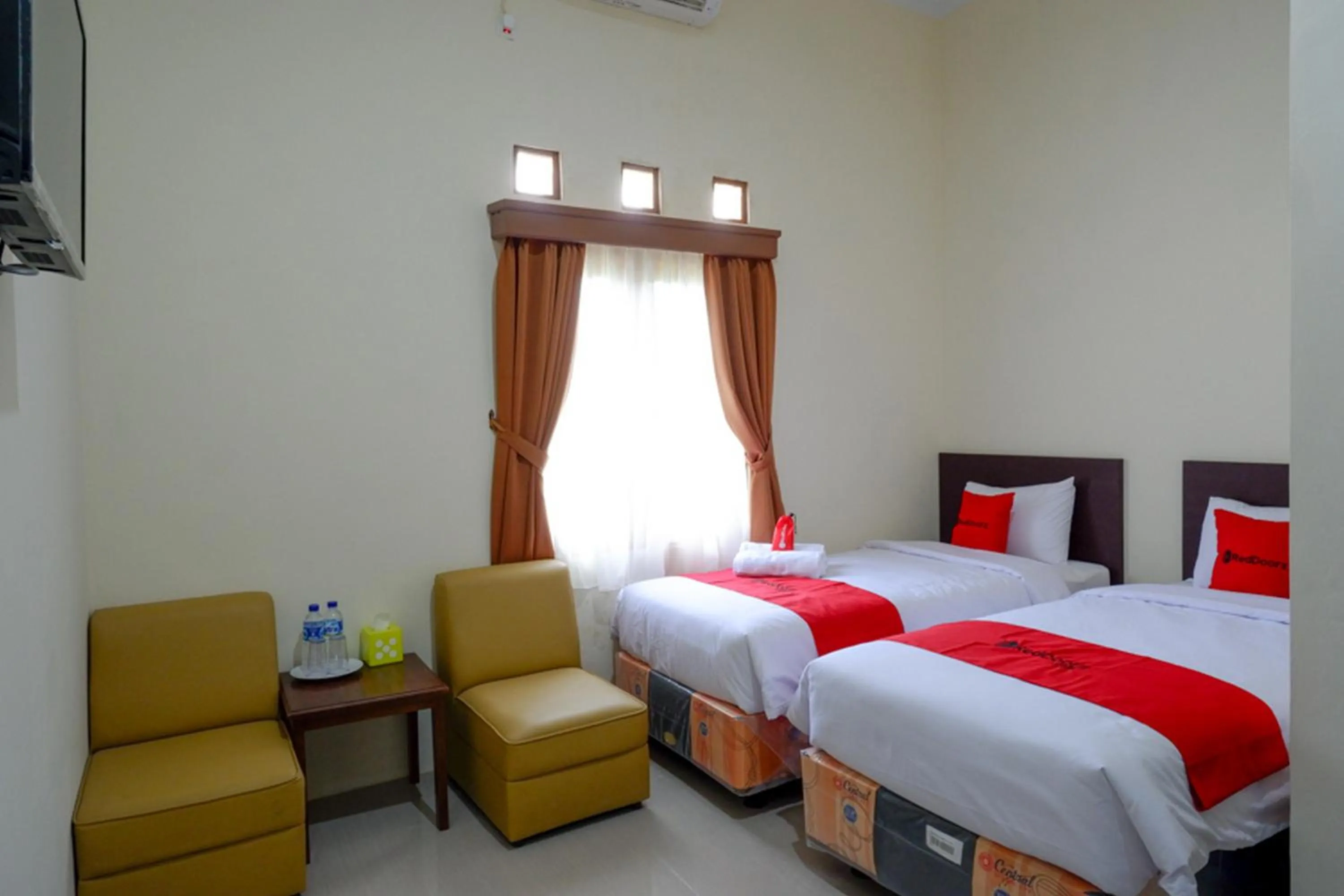 Bed in RedDoorz near Stadion 45 Karanganyar