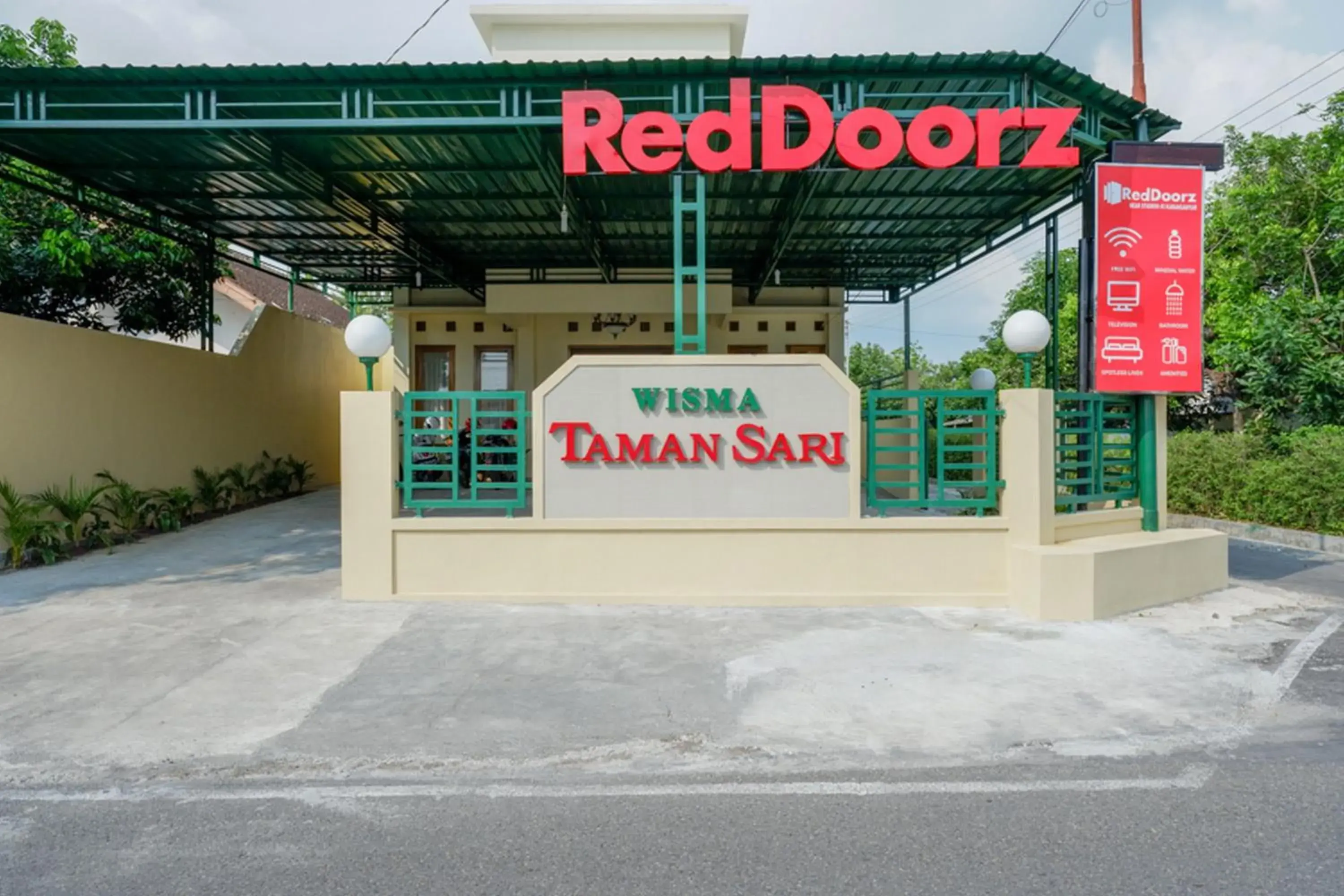 RedDoorz near Stadion 45 Karanganyar RedDoorz near Stadion 45 Karanganyar