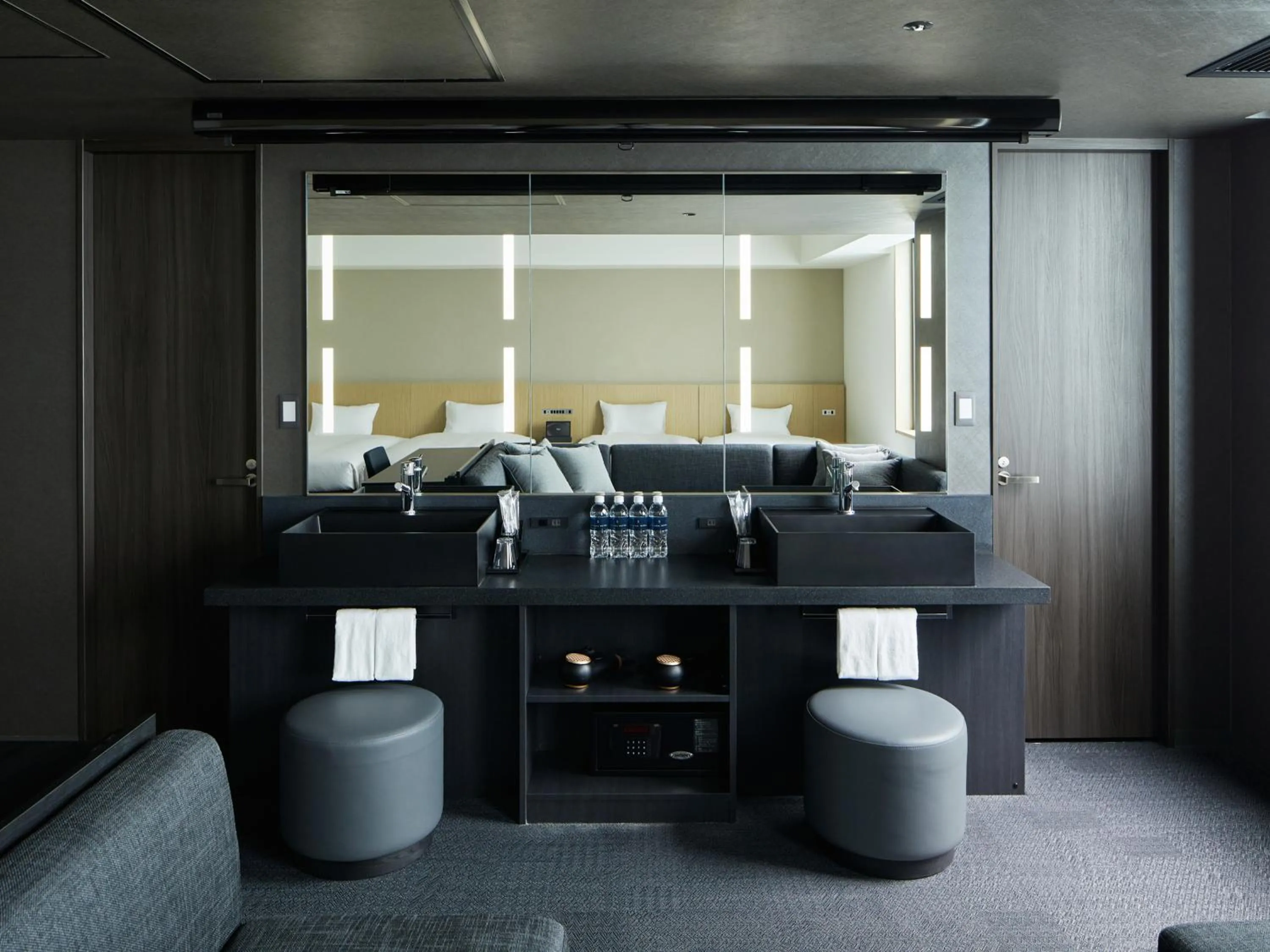 Photo of the whole room in sequence KYOTO GOJO