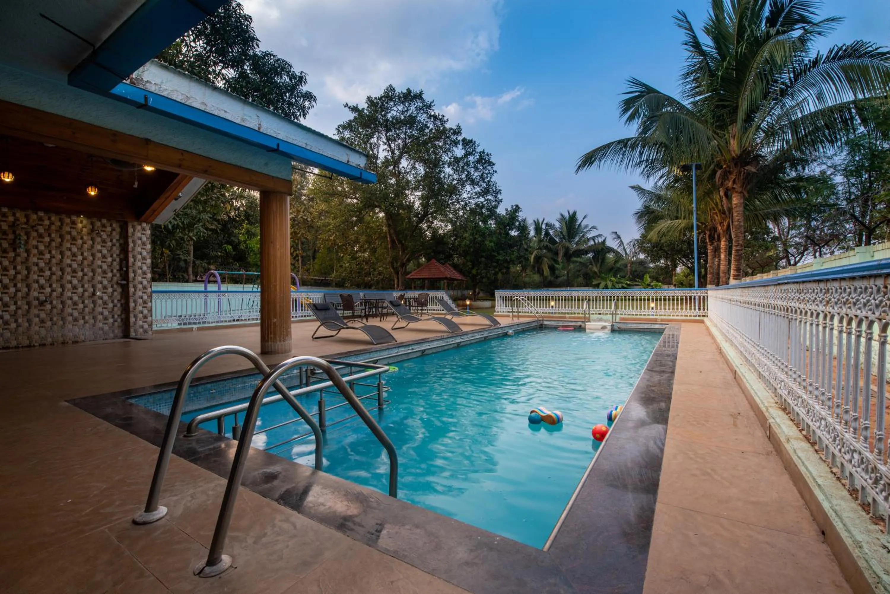 Swimming pool in Geeta Bhawan Villa