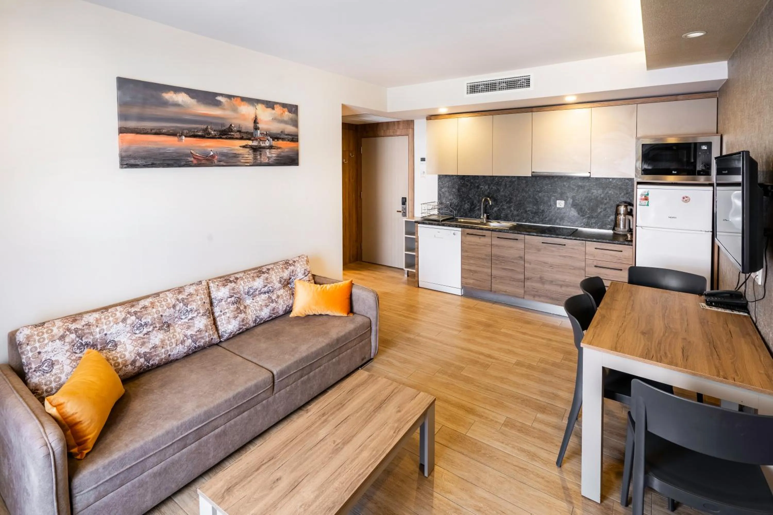 TV and multimedia in Golden World Suite Hotel