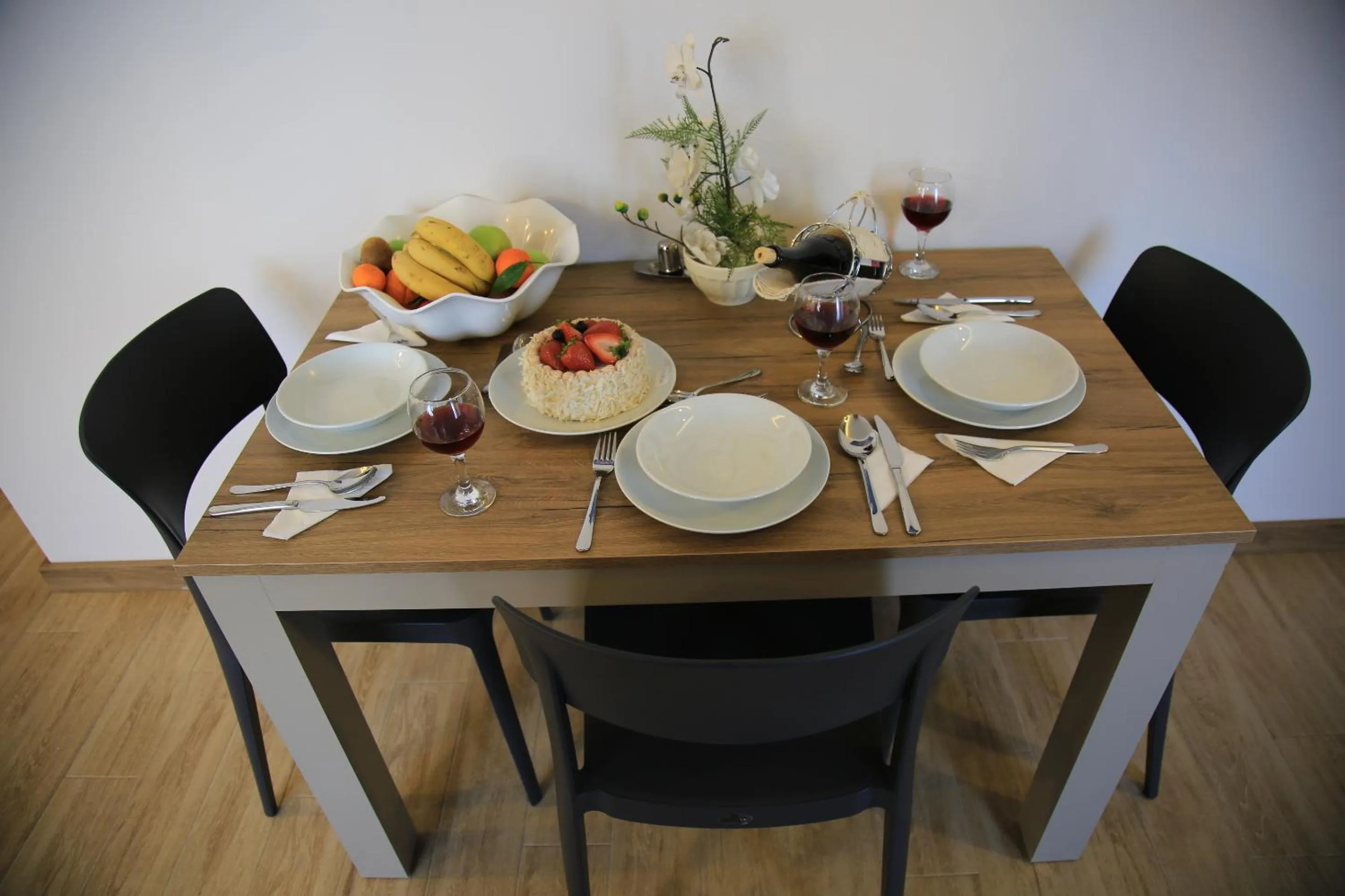 Dining area in Golden World Suite Hotel