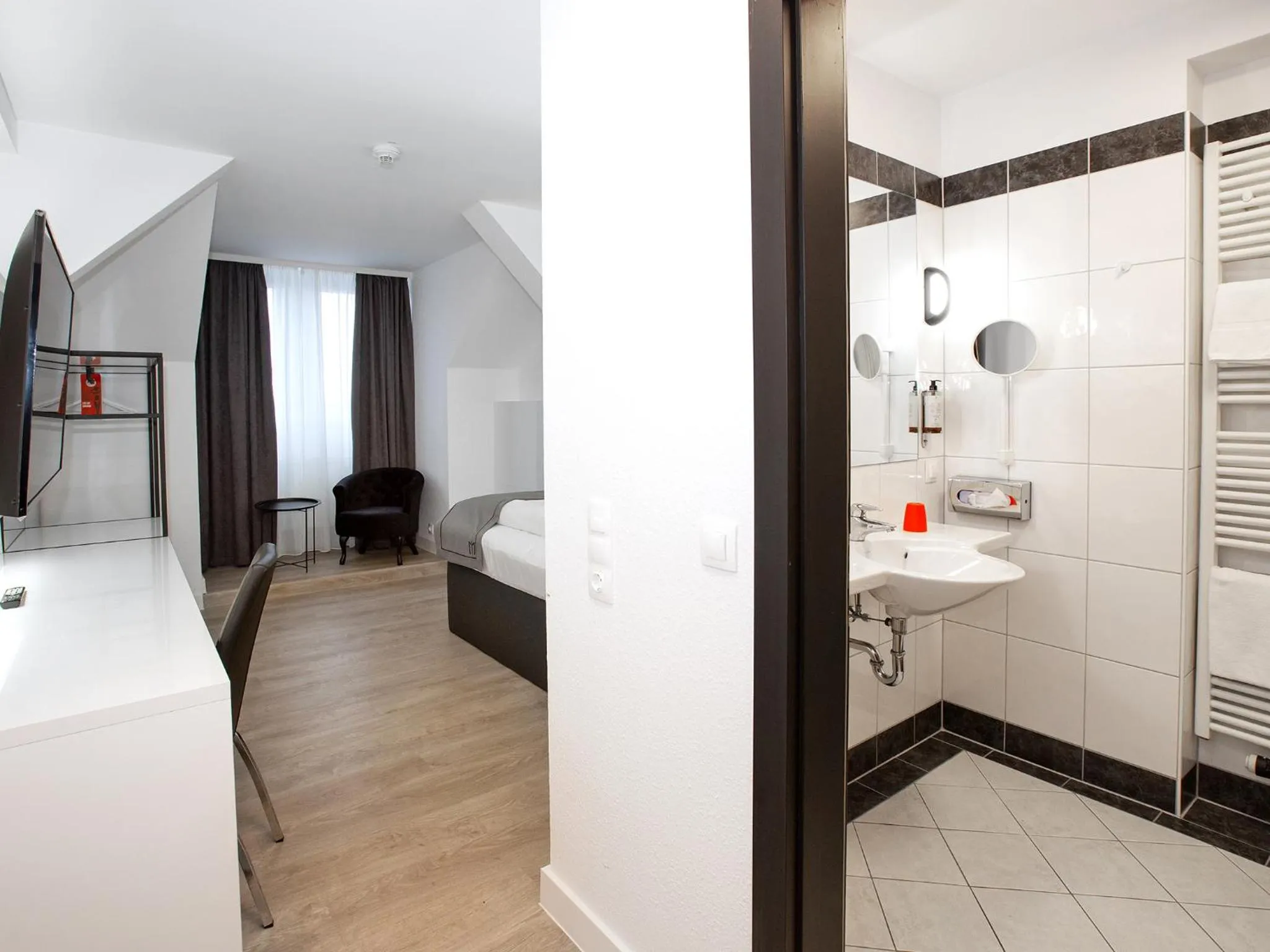 Photo of the whole room, Bed in DORMERO Hotel Worms