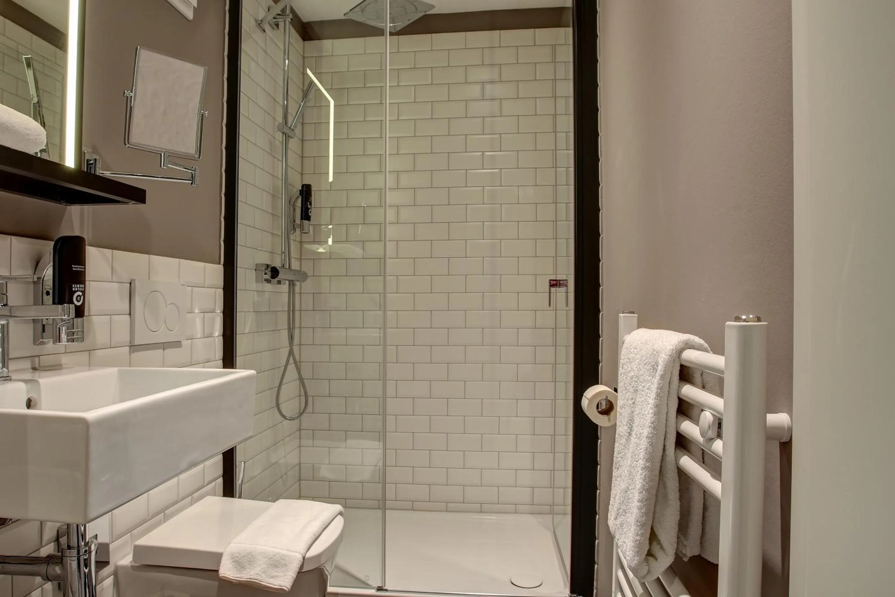 Shower in Vienna House Easy by Wyndham Hamburg City