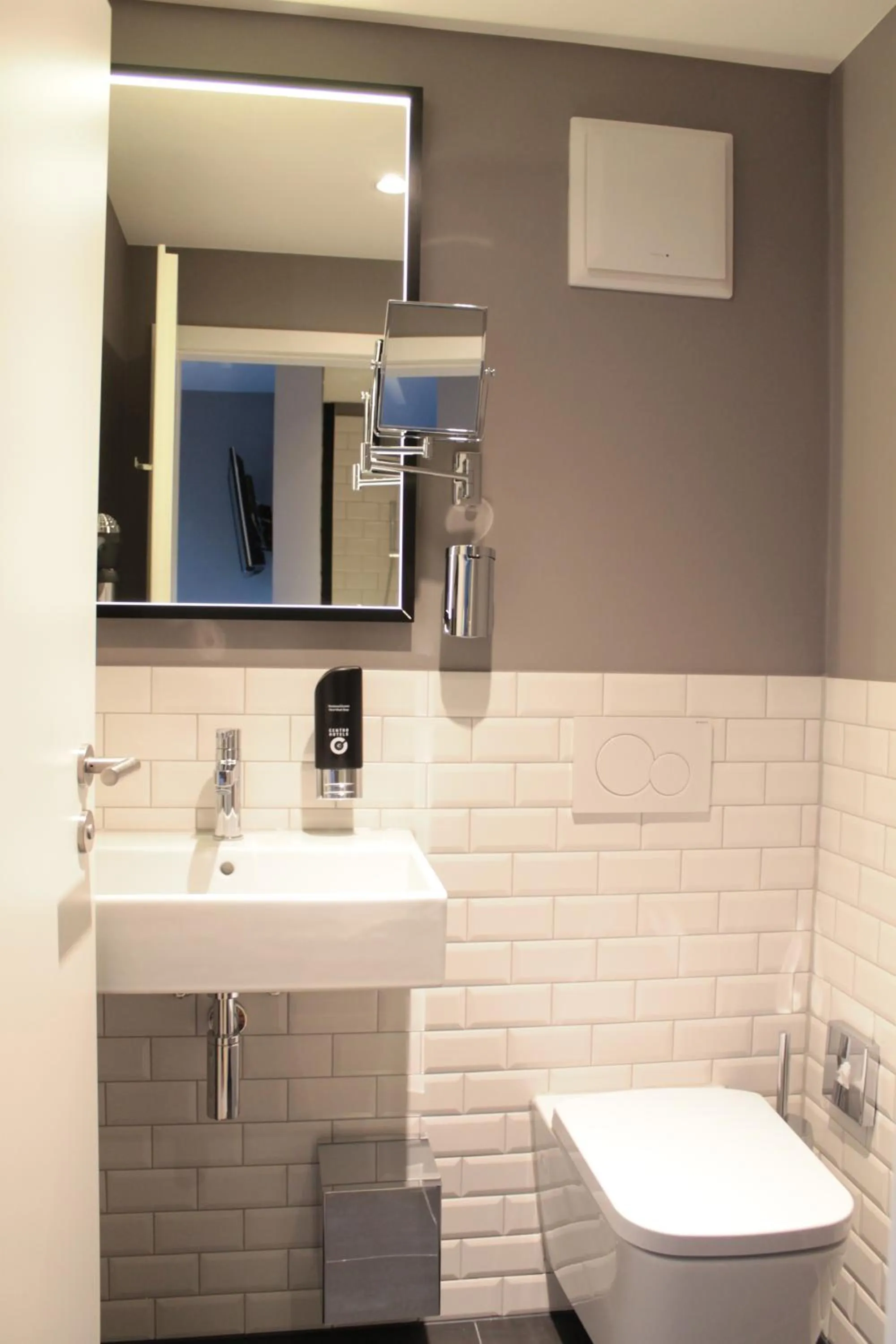 Toilet in Vienna House Easy by Wyndham Hamburg City