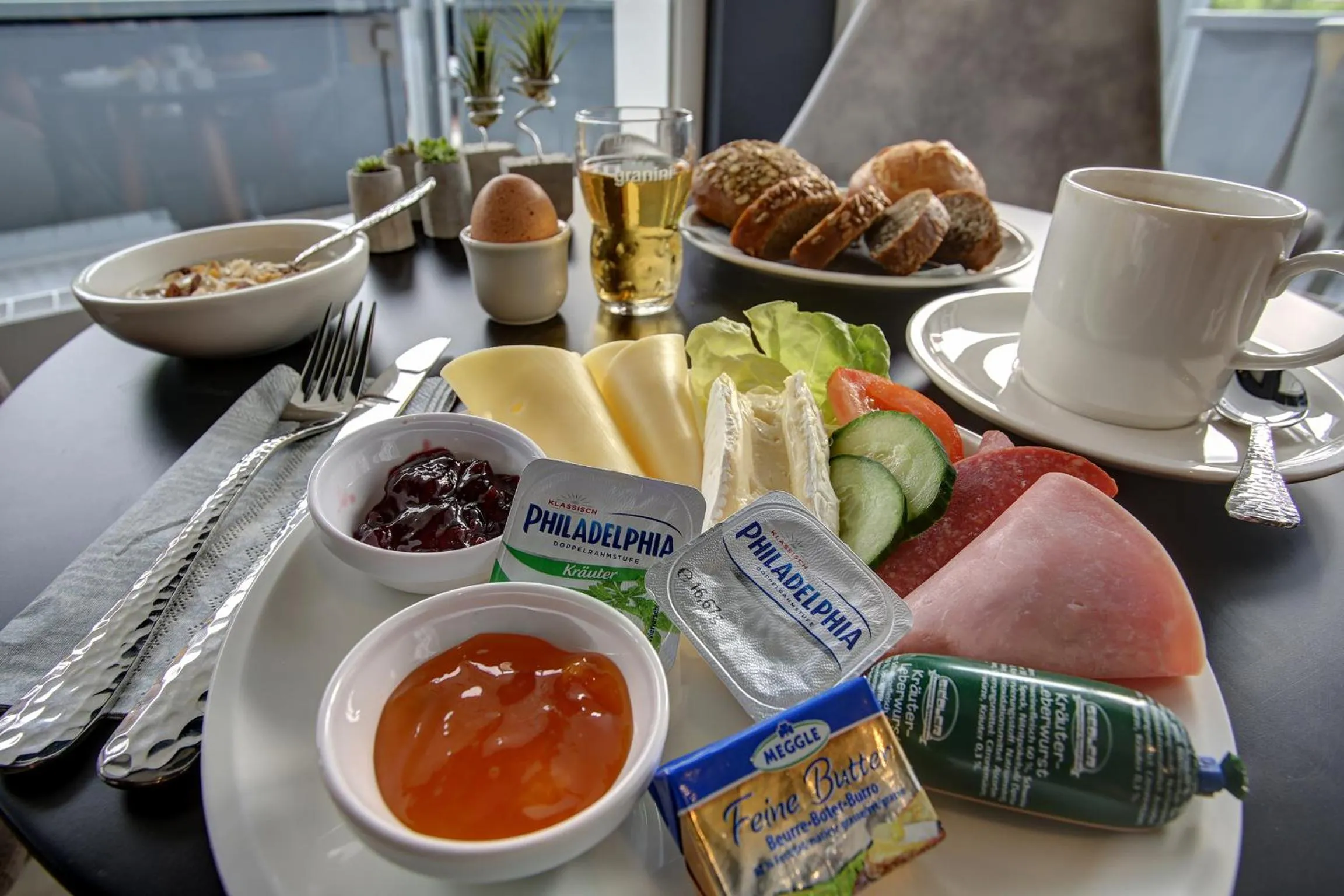 Food and drinks in Vienna House Easy by Wyndham Hamburg City