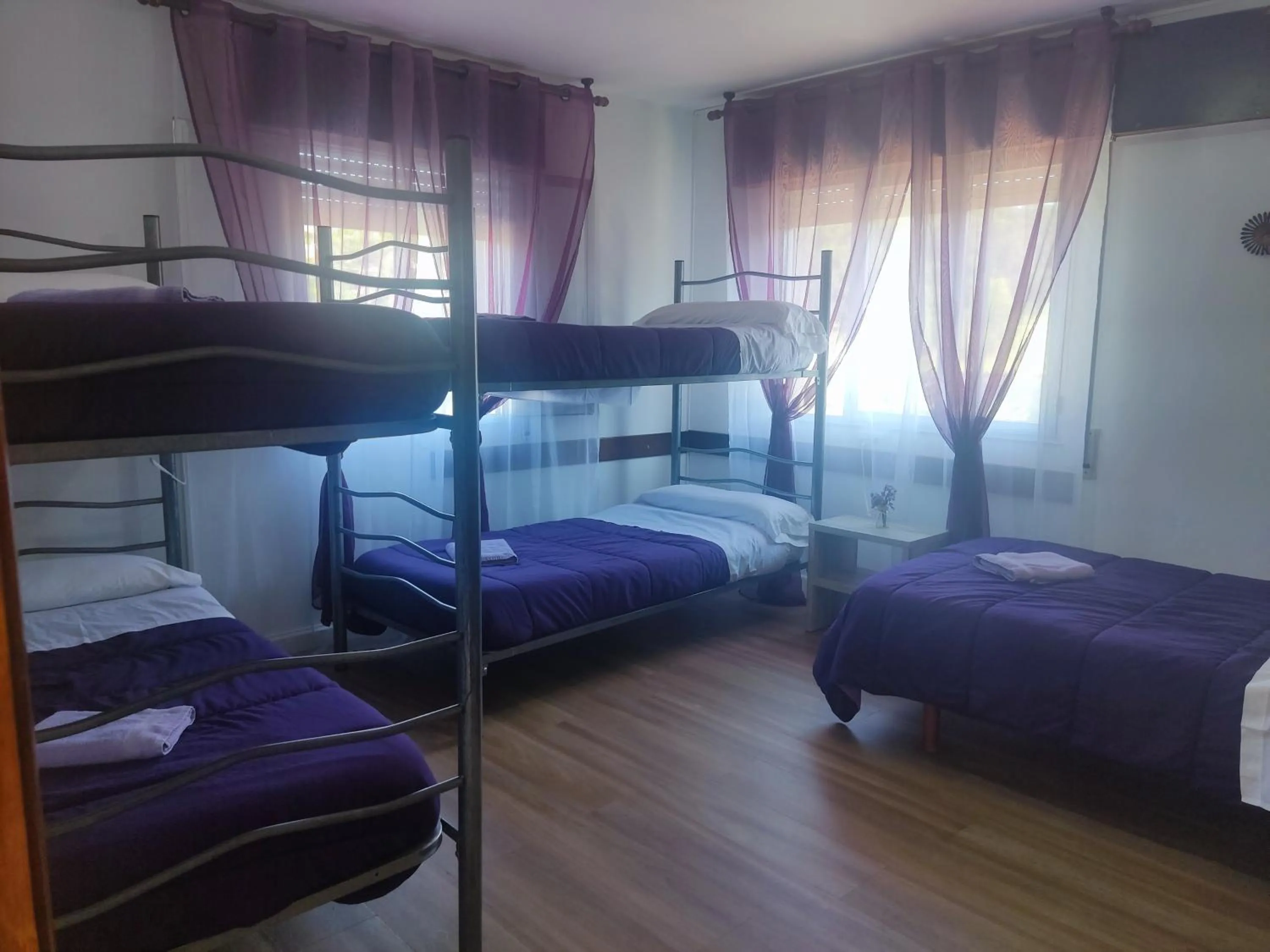 Bunk Bed in Mixed Dormitory Room in Albergue Vintecatro