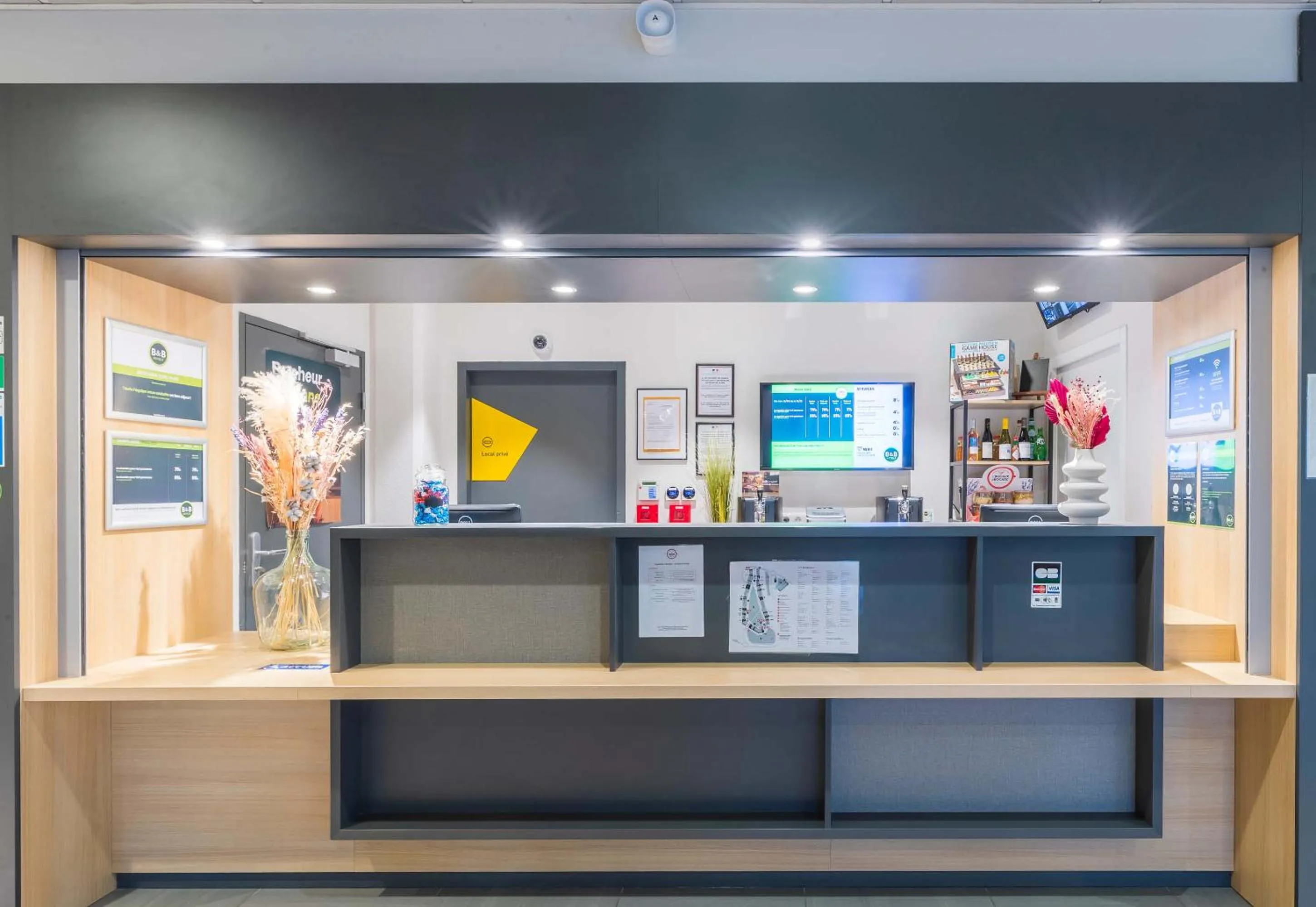 Lobby or reception in B&B HOTEL Troyes Magasins d'usine