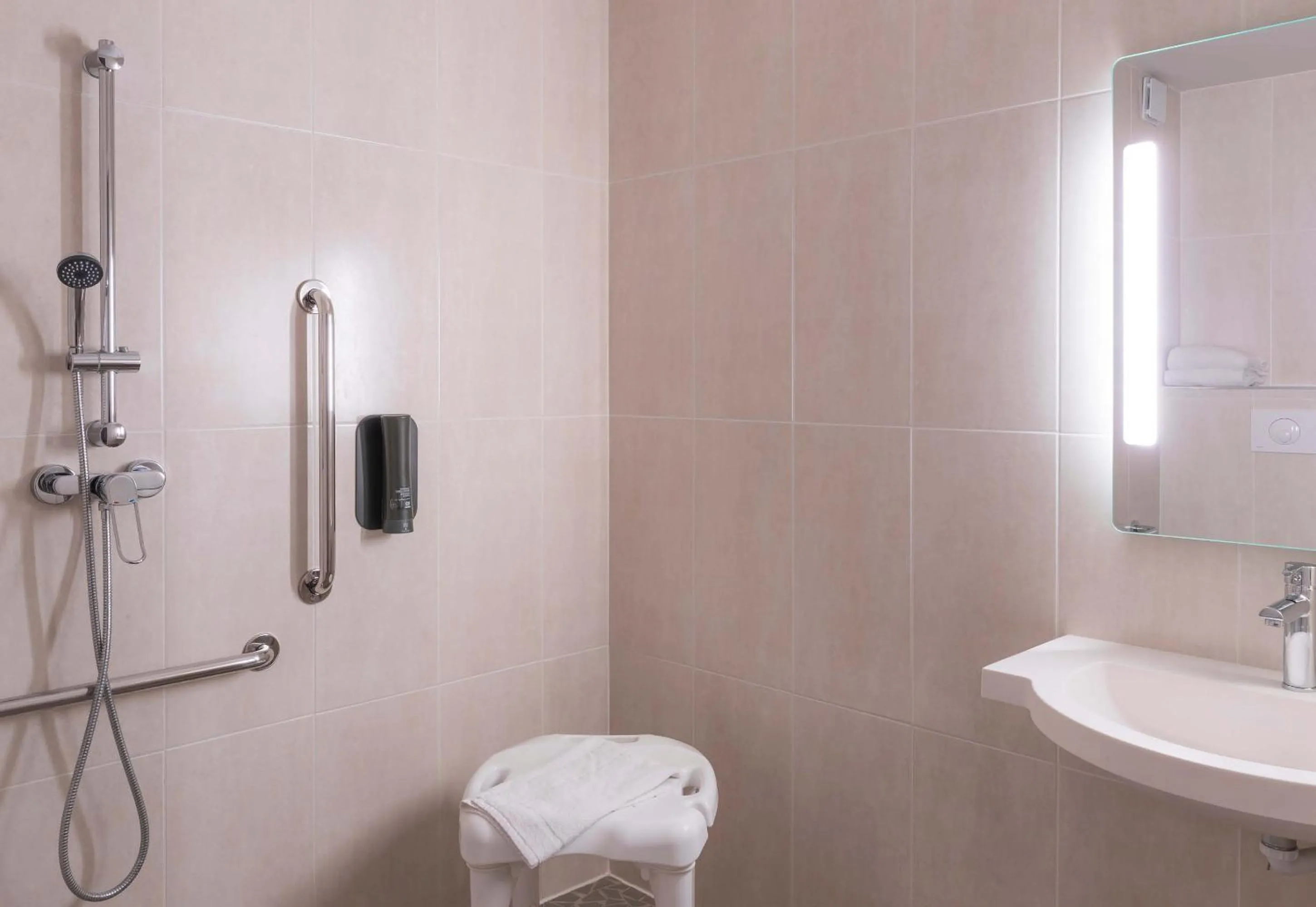 Bathroom in B&B HOTEL Troyes Magasins d'usine