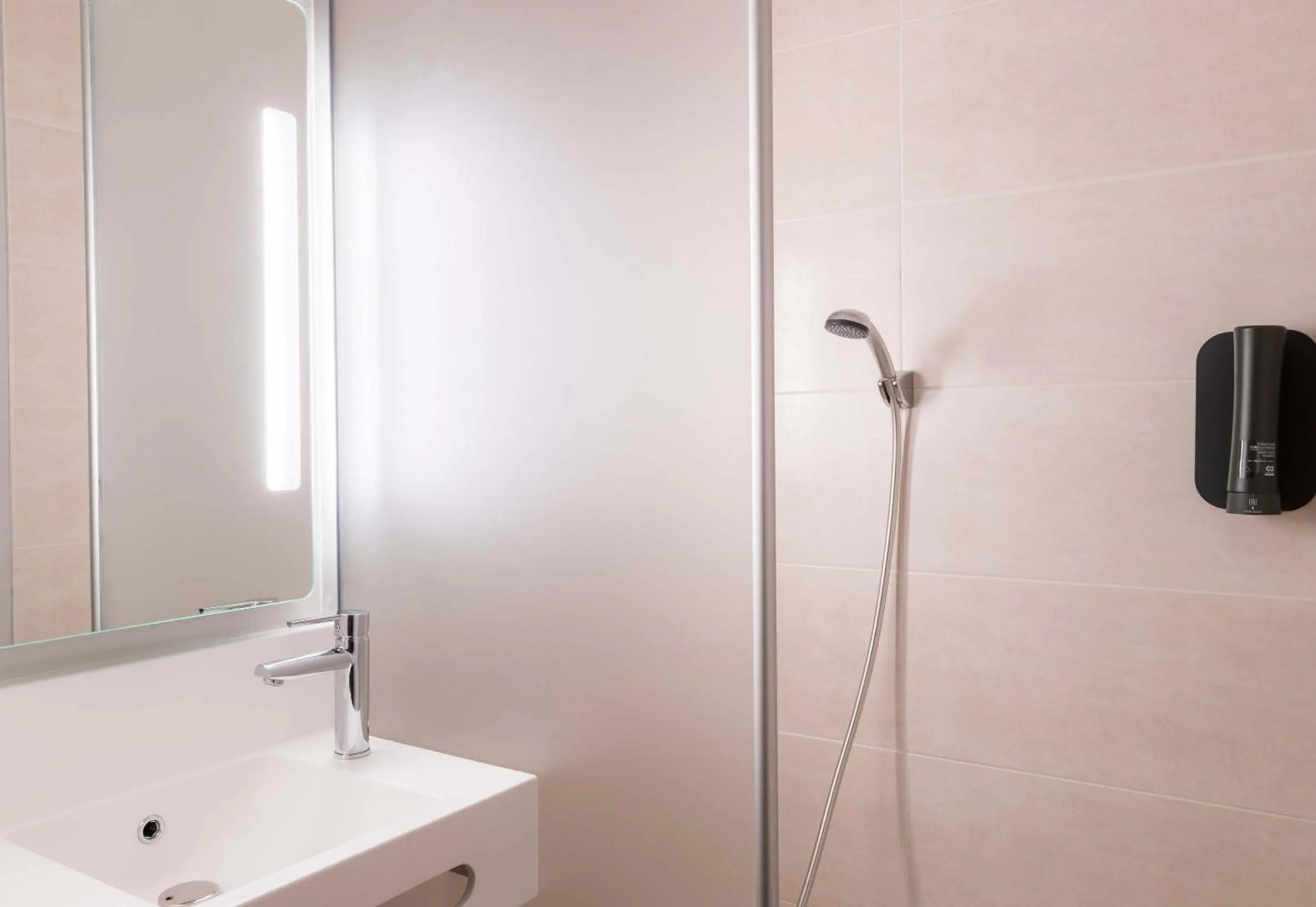 Bathroom in B&B HOTEL Troyes Magasins d'usine