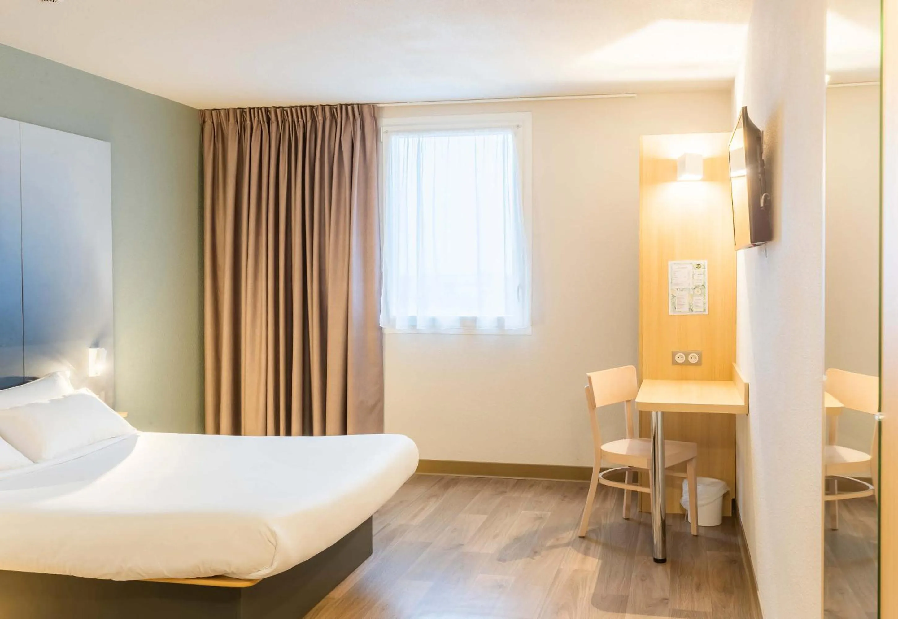 Bedroom, Bed in B&B HOTEL Troyes Magasins d'usine