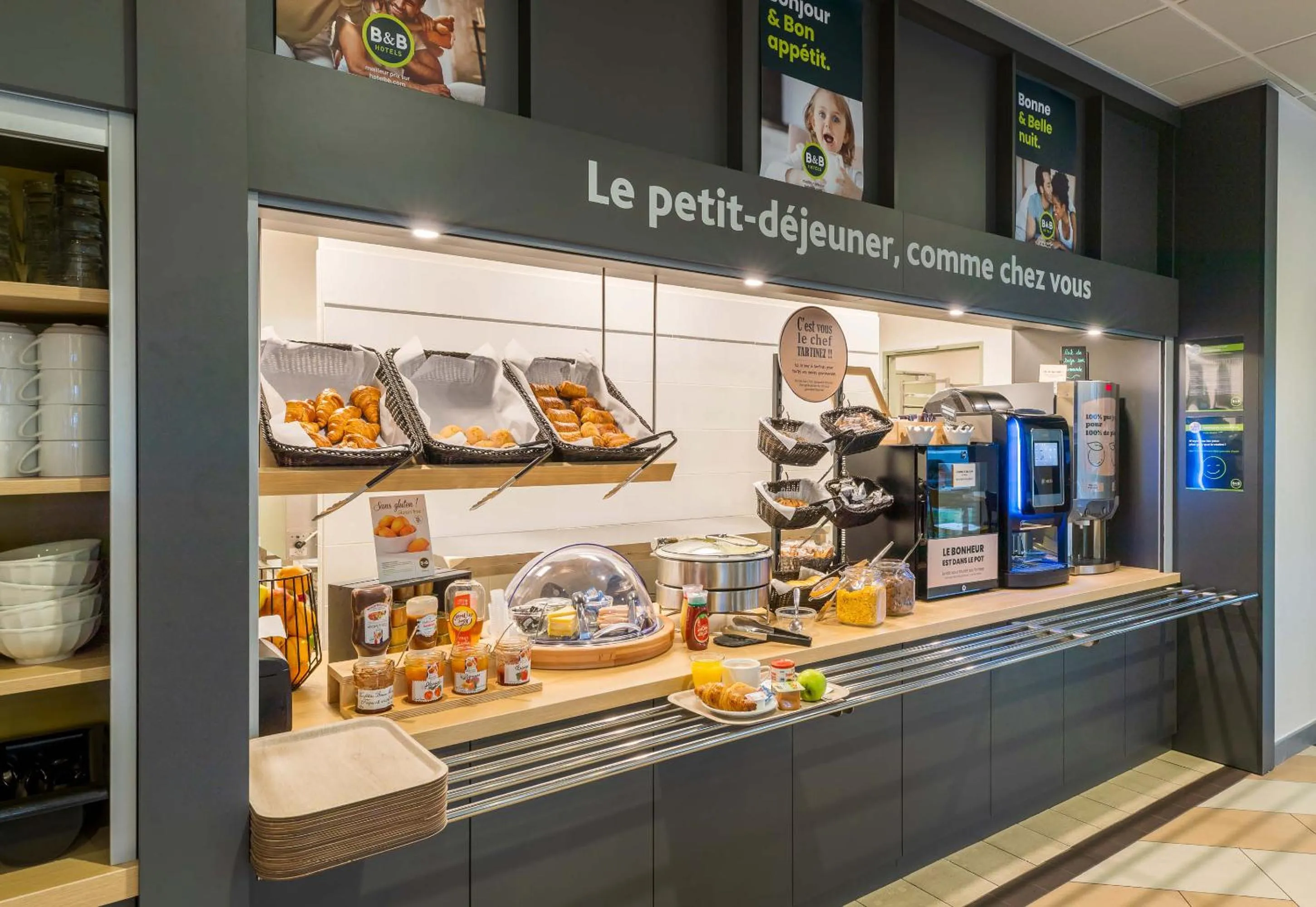Buffet breakfast in B&B HOTEL Troyes Magasins d'usine