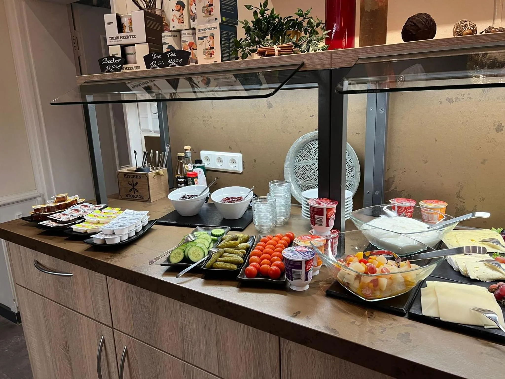 Buffet breakfast in Hotel DH -Deutsches Haus-