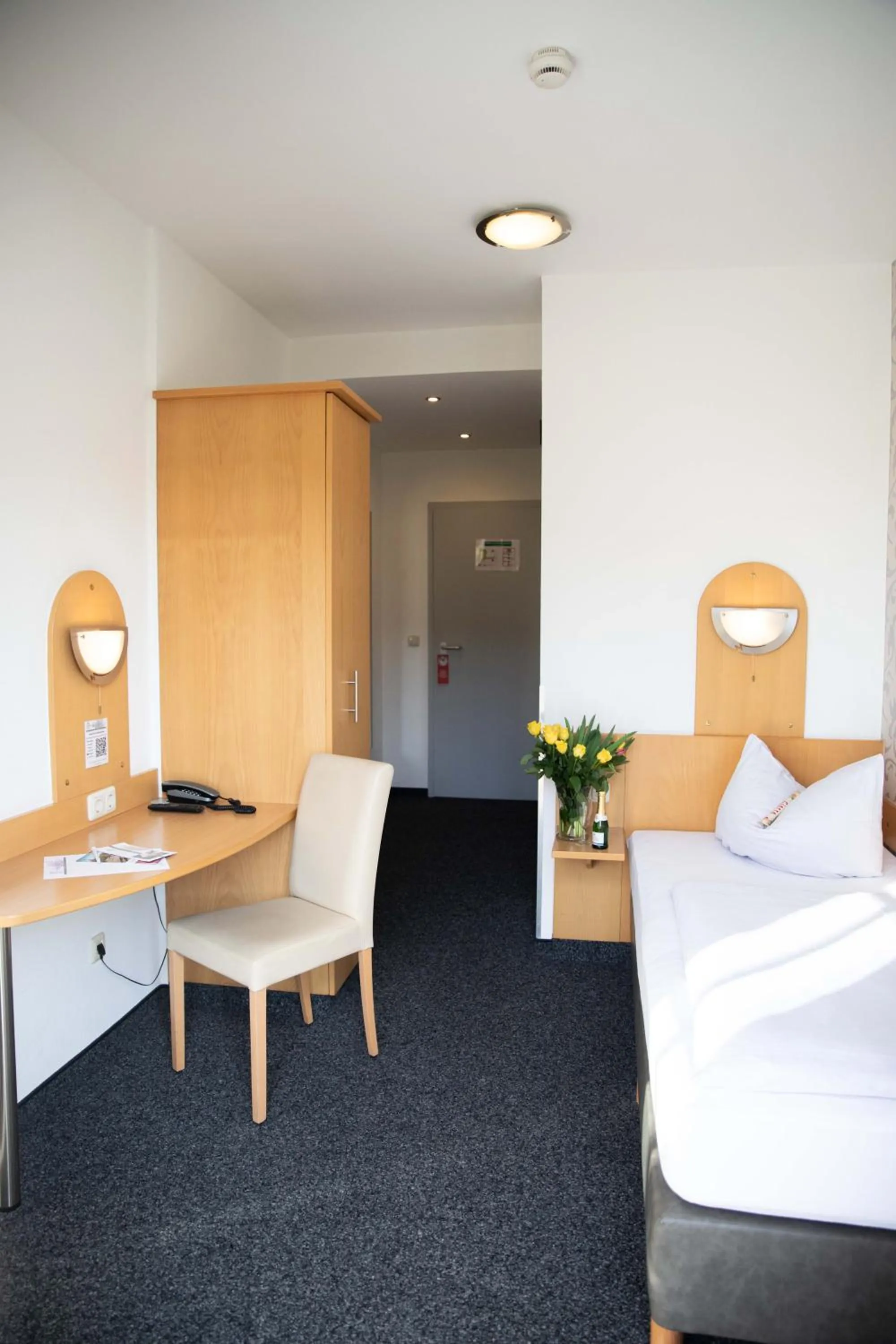 hair dresser, Bed in Hotel Regina