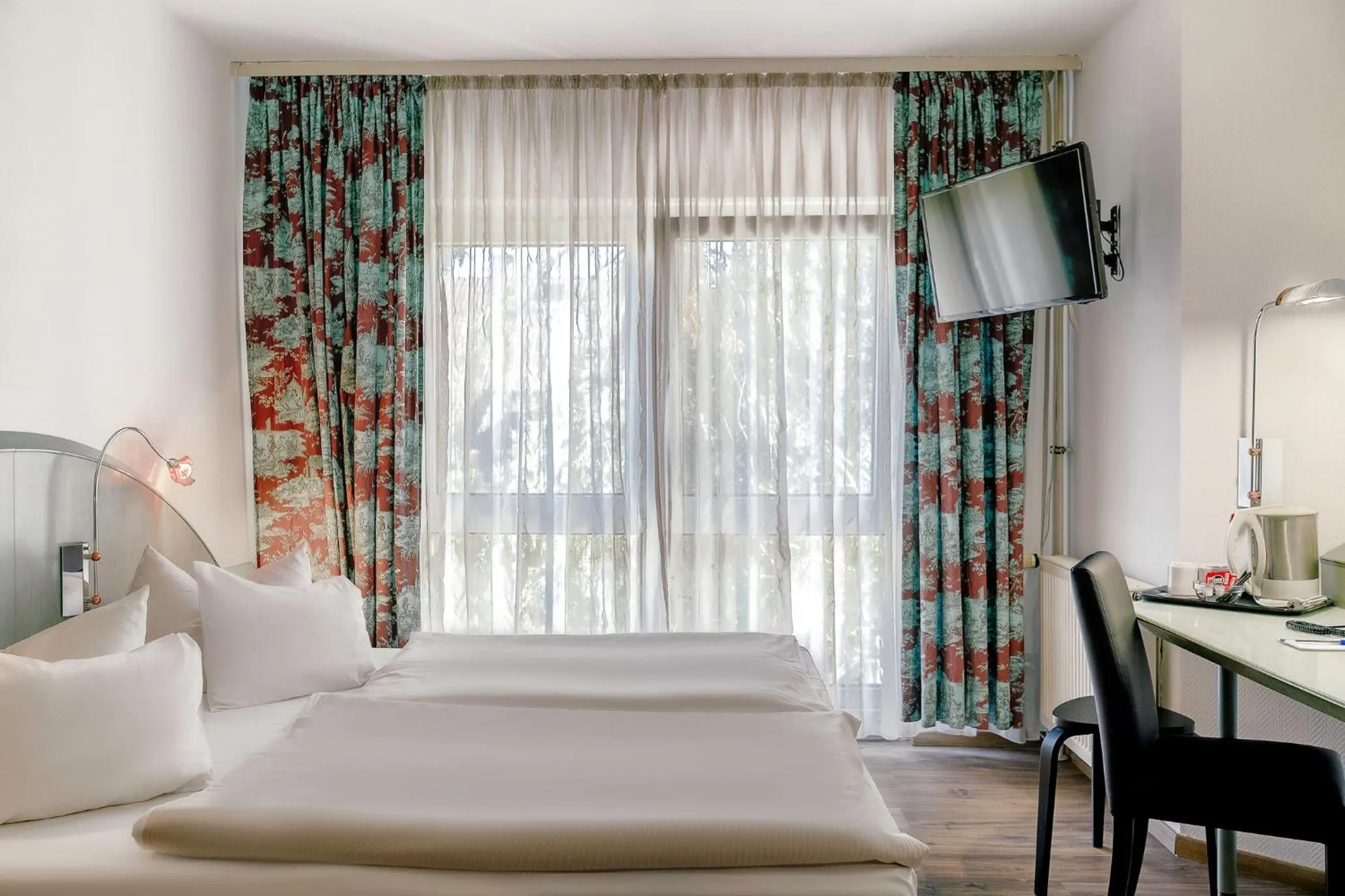 Photo of the whole room, Bed in Ambiente Langenhagen Hannover by Tulip Inn