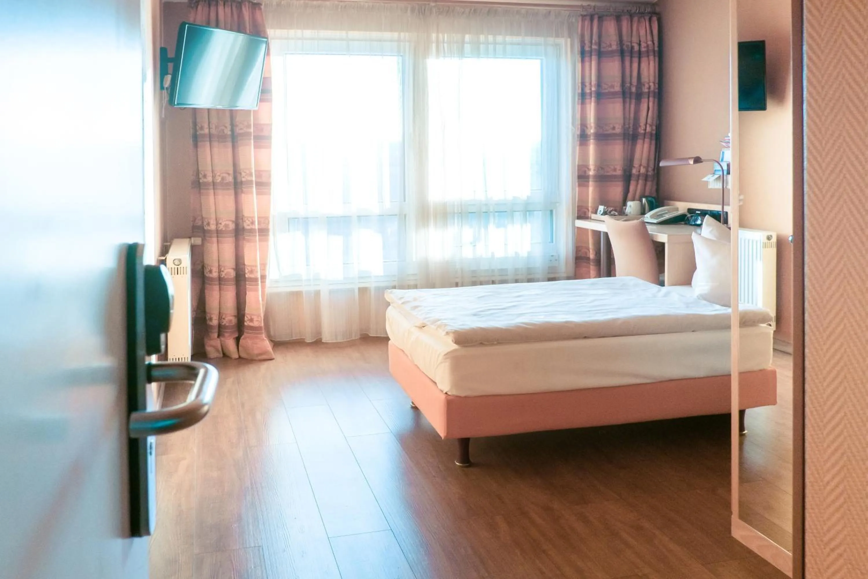 Photo of the whole room, Bed in Ambiente Langenhagen Hannover by Tulip Inn