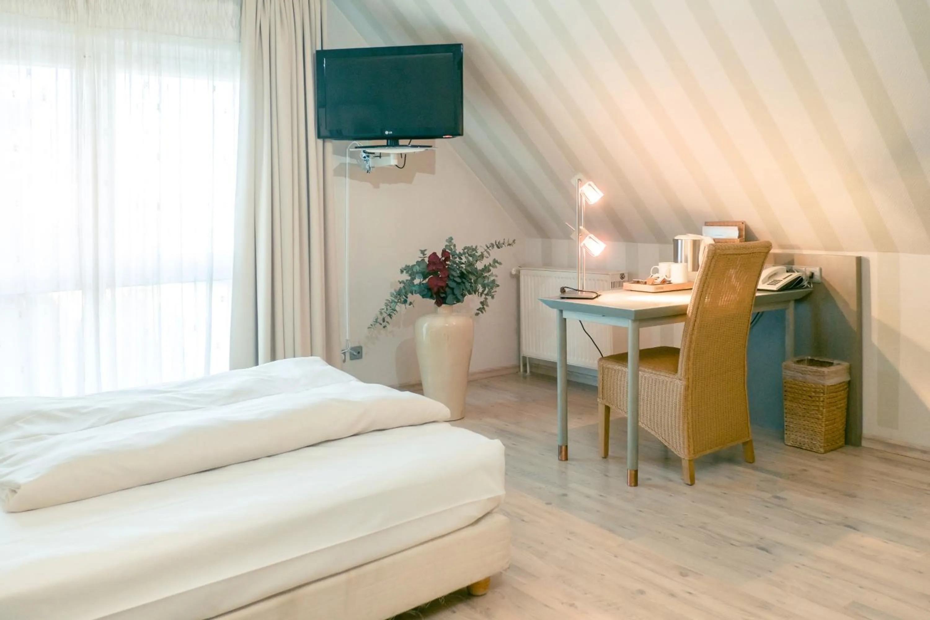 Photo of the whole room, Bed in Ambiente Langenhagen Hannover by Tulip Inn