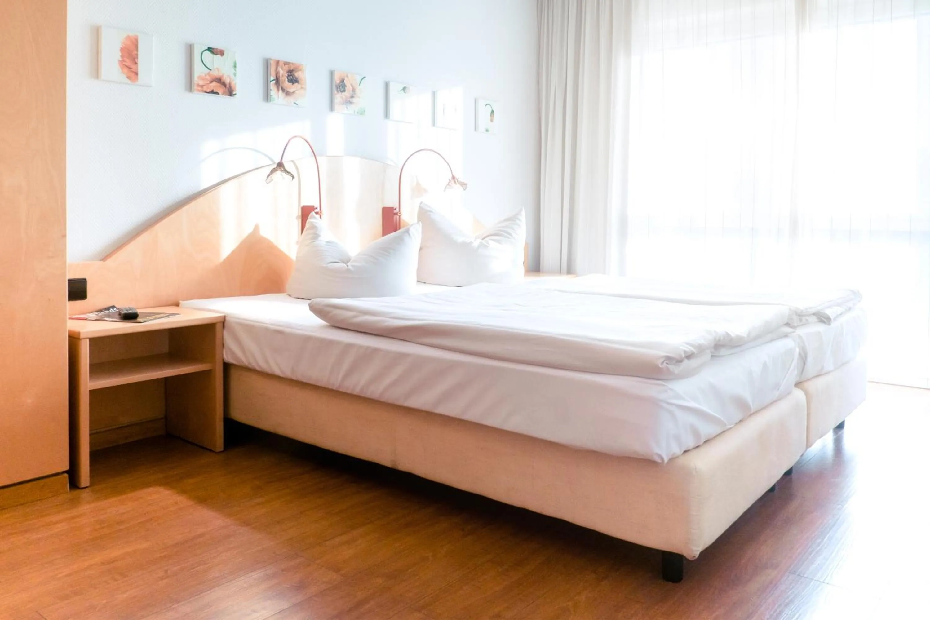 Photo of the whole room, Bed in Ambiente Langenhagen Hannover by Tulip Inn