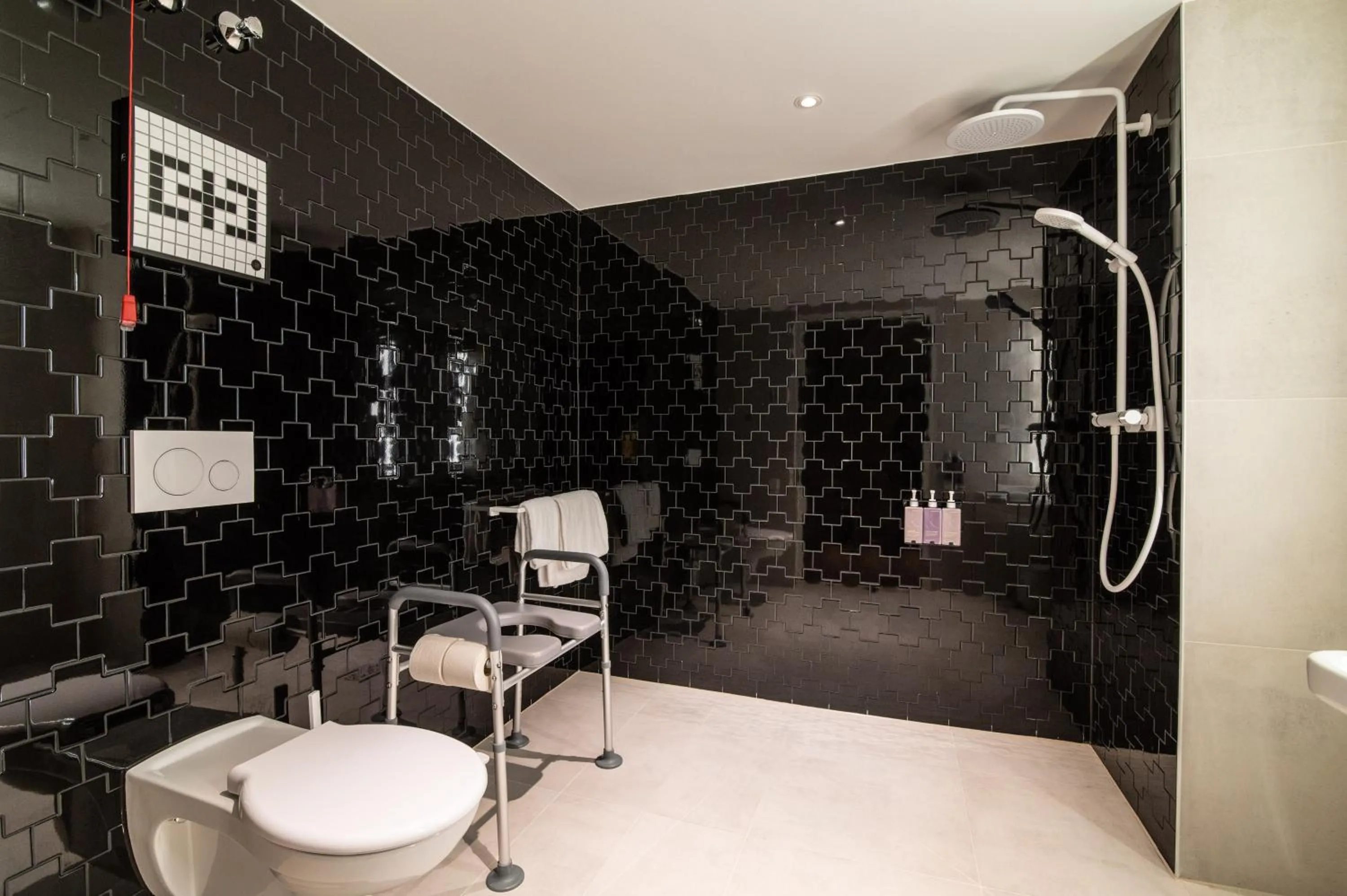 Shower in TRIBE Düsseldorf