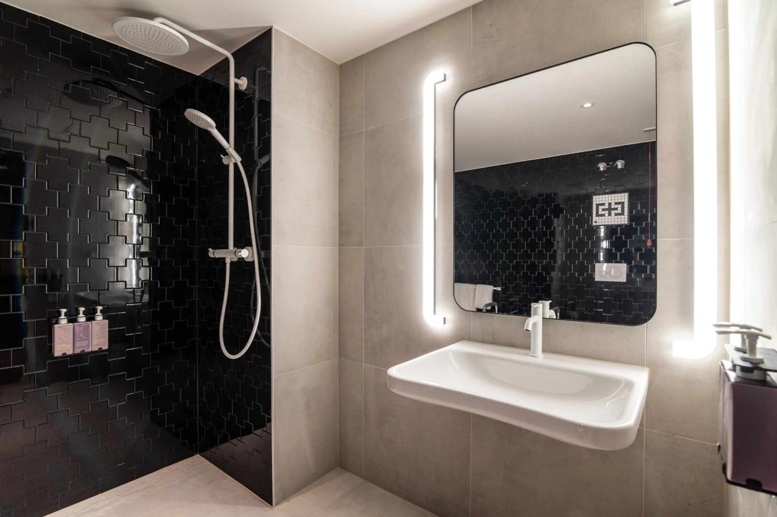 Shower in TRIBE Düsseldorf