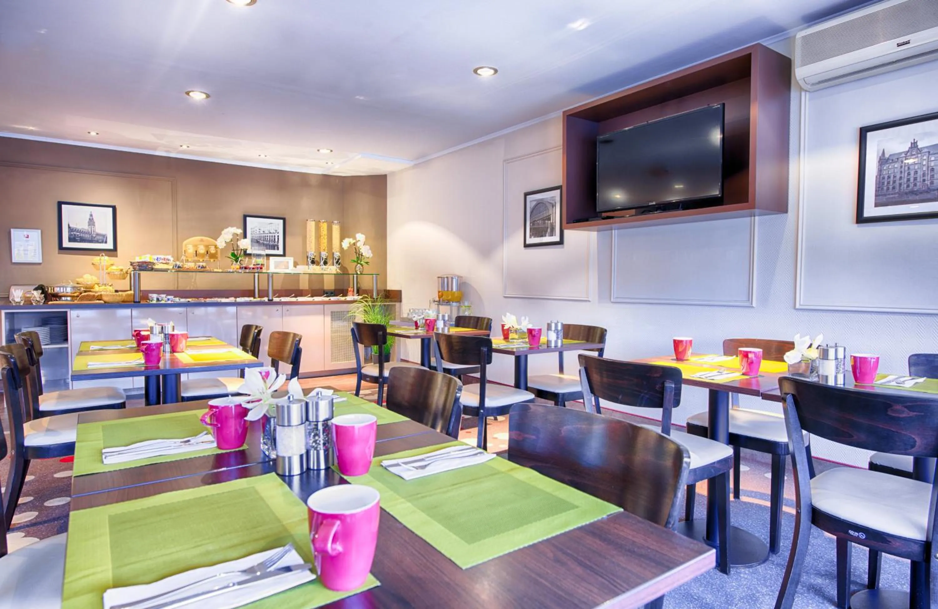 Breakfast, Restaurant/Places to Eat in Leonardo Inn Hotel Hamburg Airport