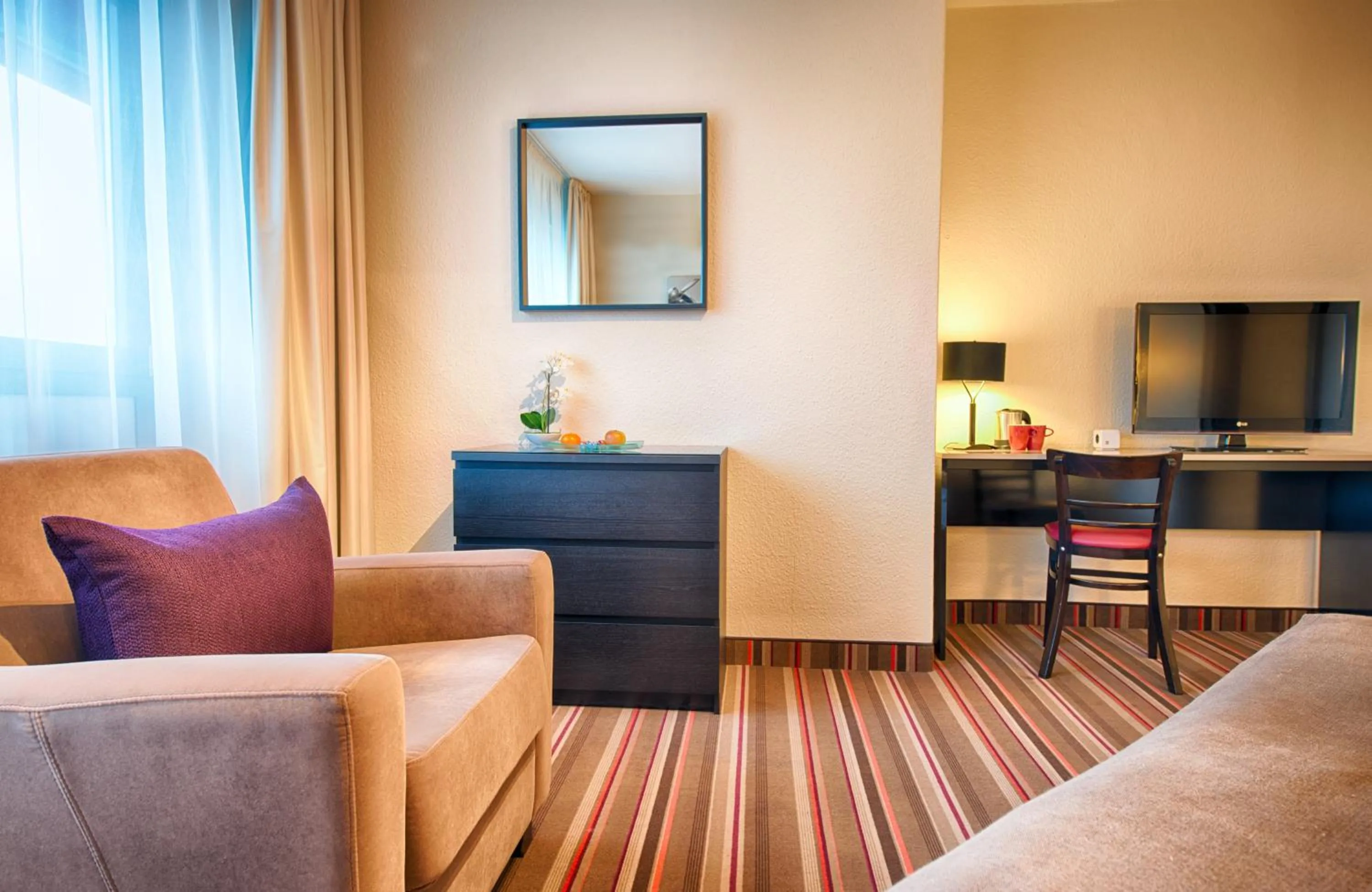 Photo of the whole room, Seating Area in Leonardo Inn Hotel Hamburg Airport