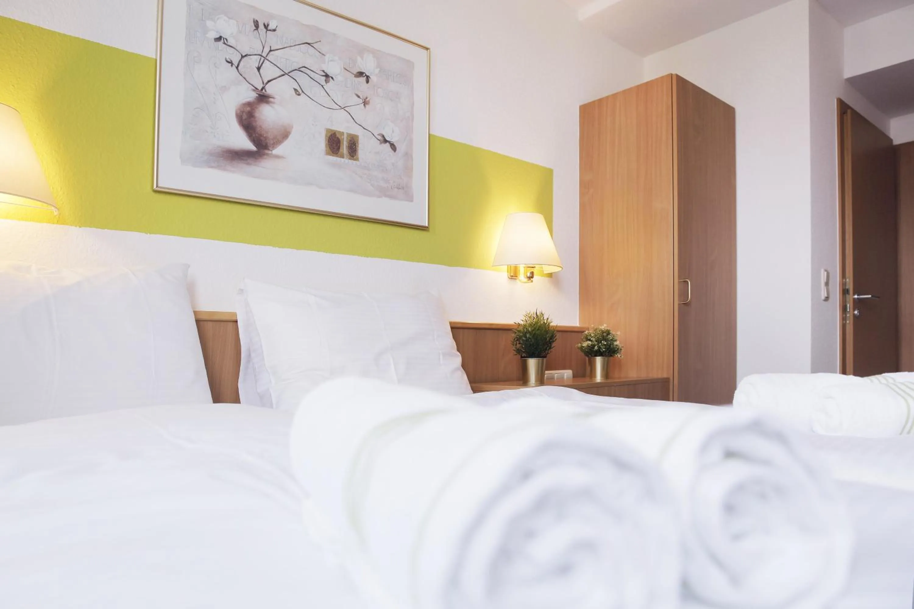 Photo of the whole room, Bed in bp24 Hotel Aachen