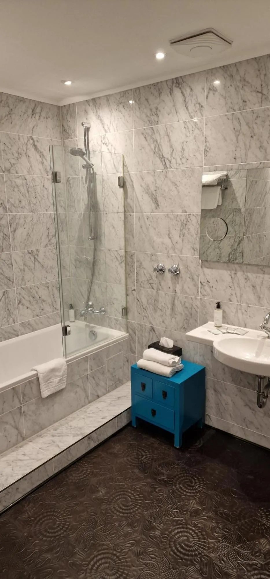 Bathroom in The Suite Hotel Garden