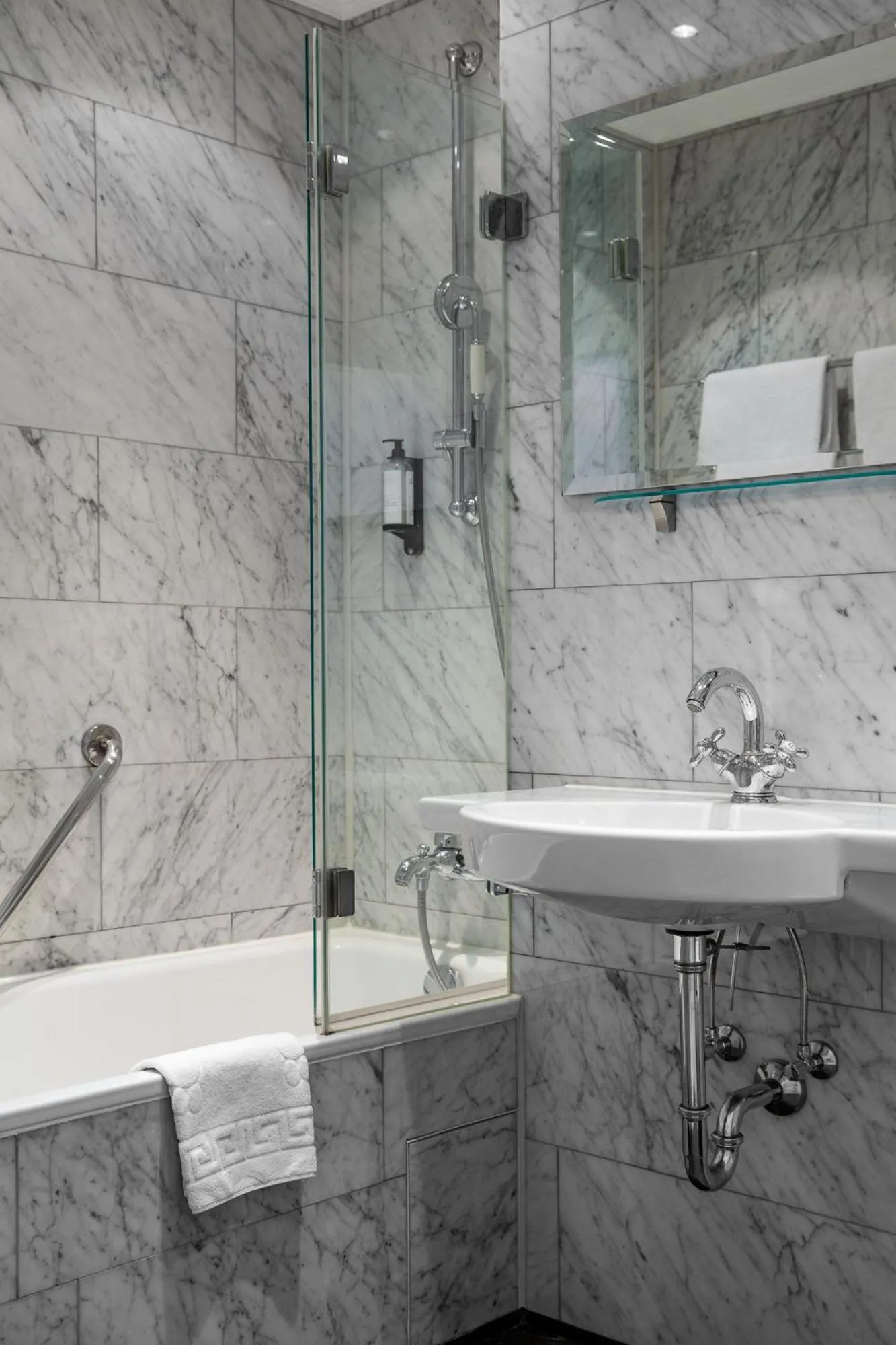 Bathroom in The Suite Hotel Garden