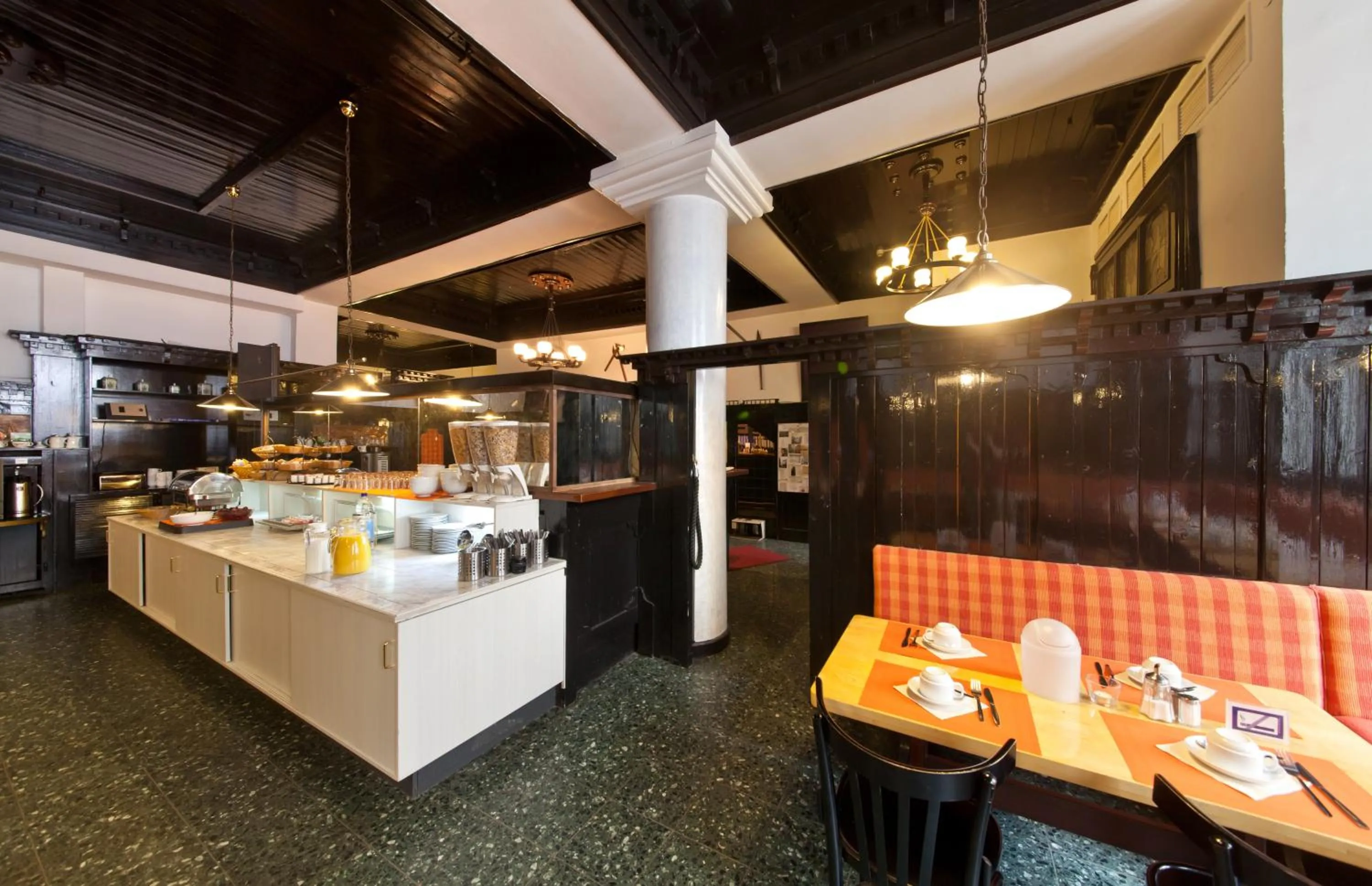 Restaurant/places to eat in Hotel Ahl Meerkatzen