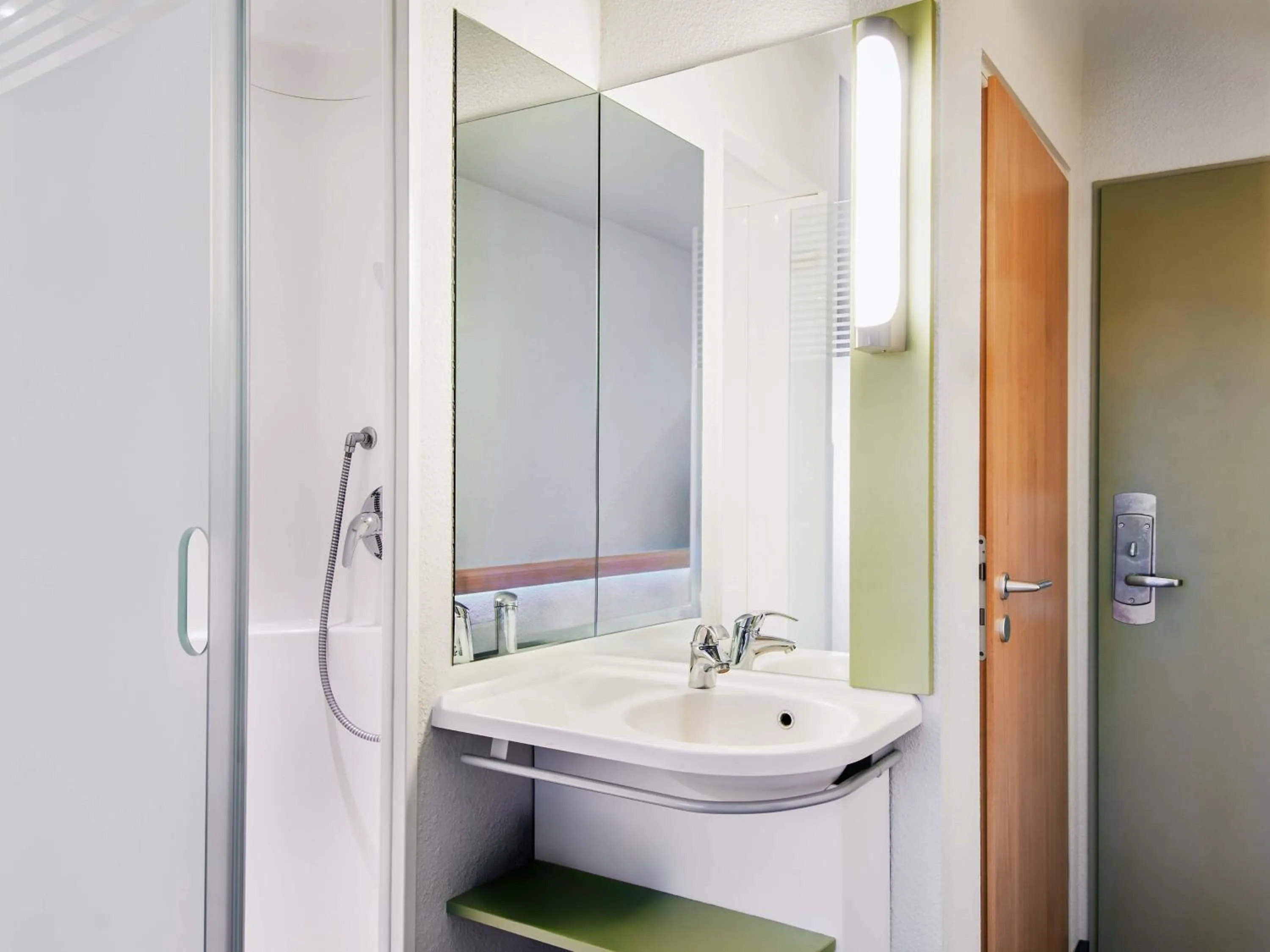 Shower in B&B HOTEL Bremen-Süd