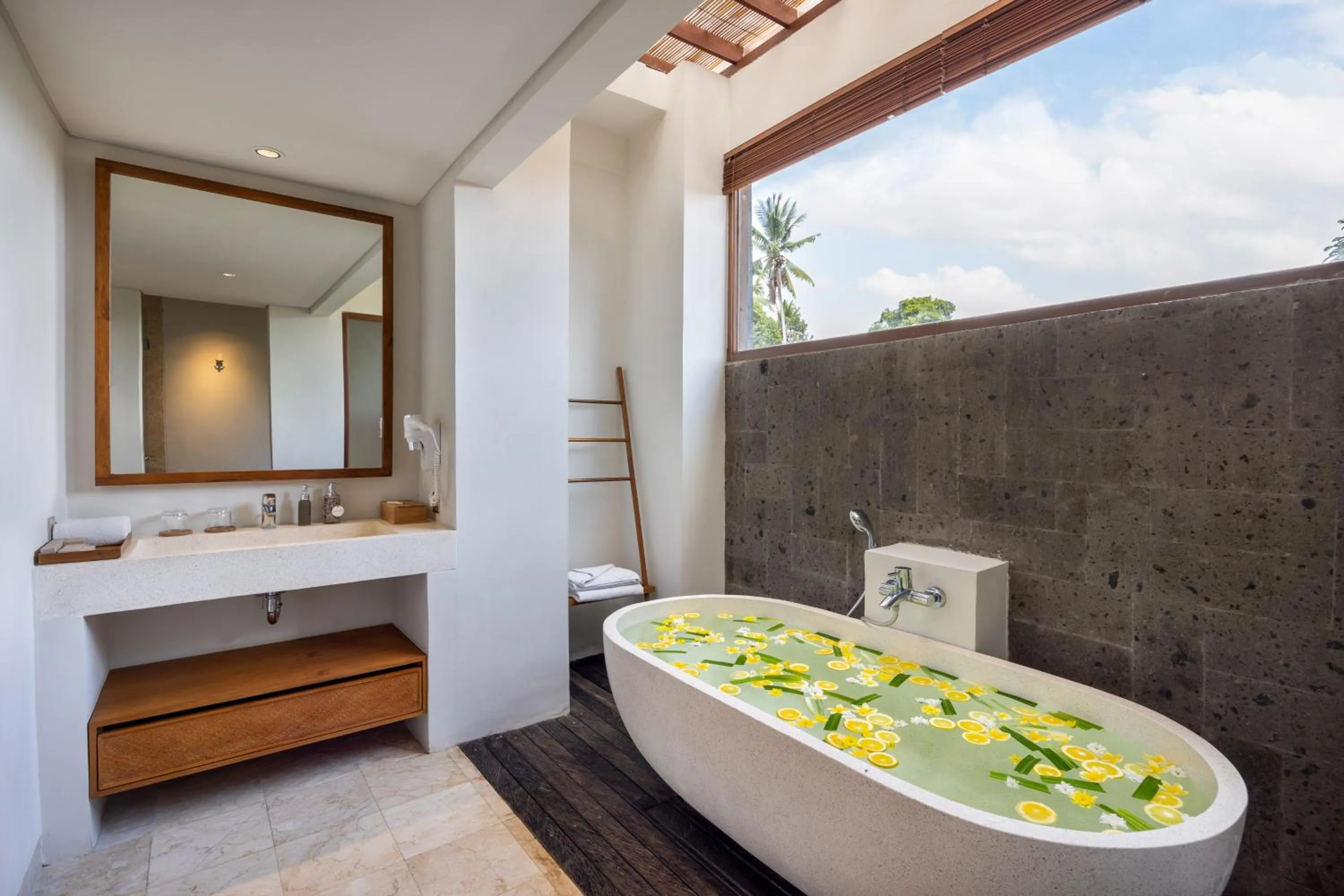 Bath in Dinara Ubud