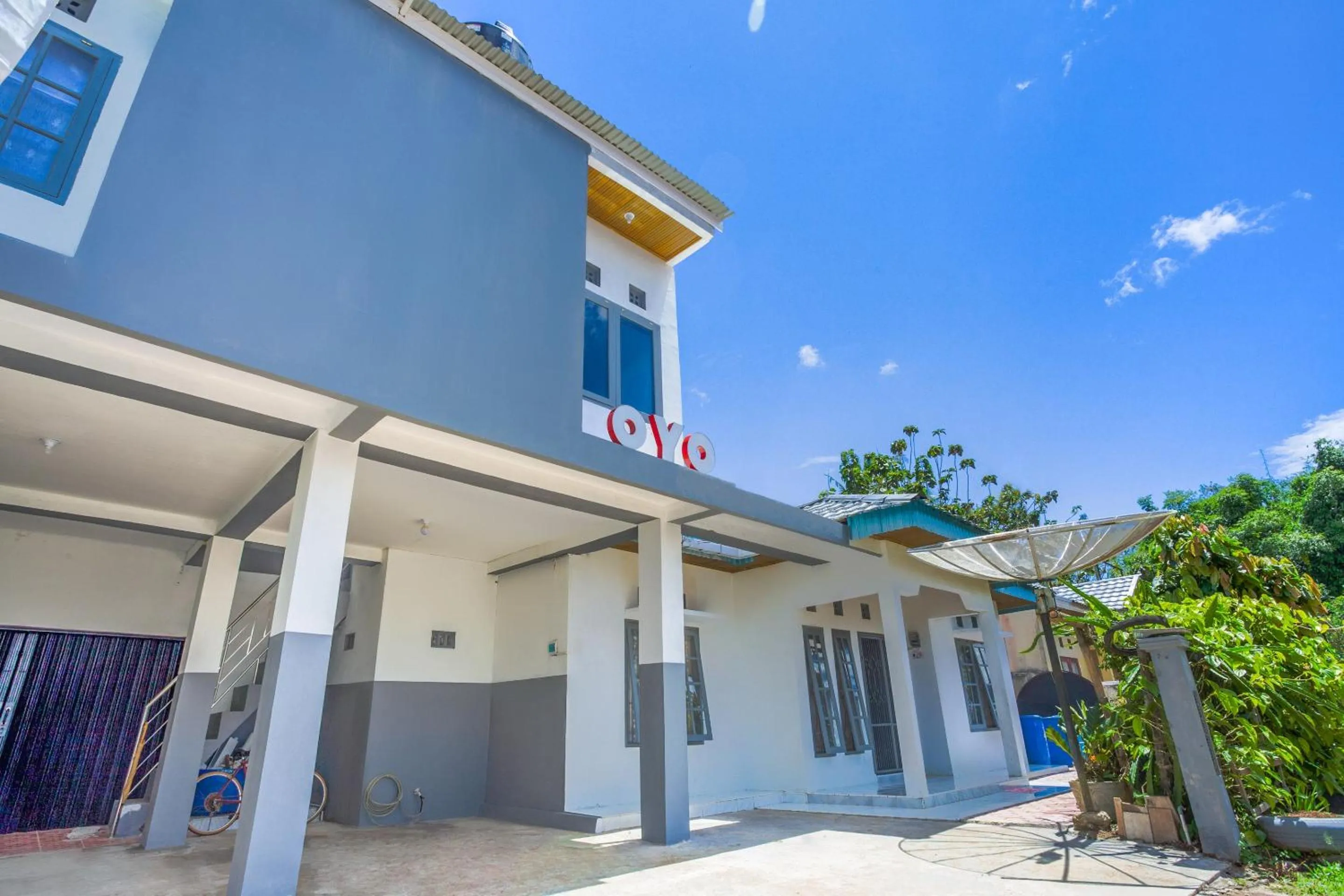 Facade/entrance in OYO 2903 Putri Residence Syariah