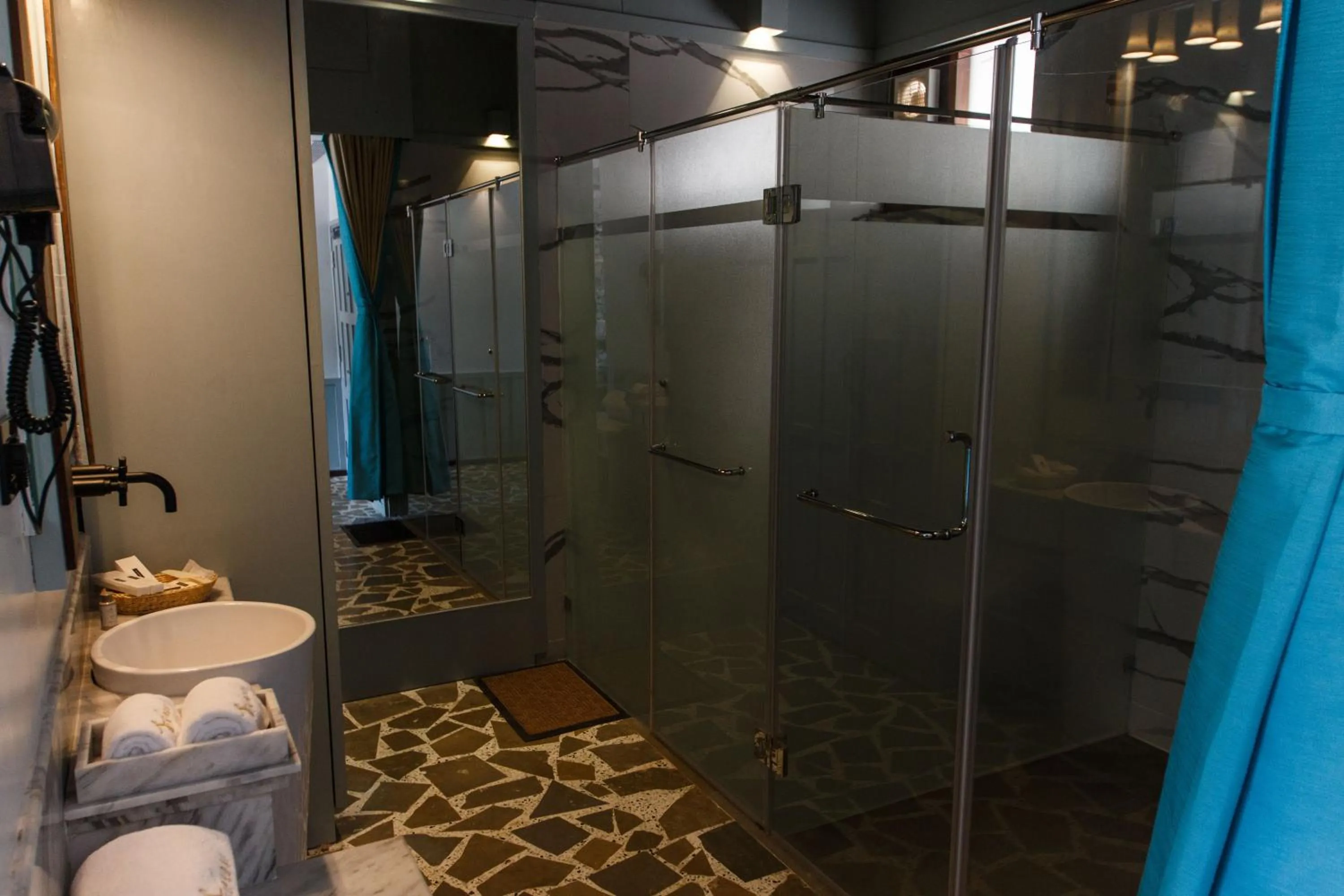 Shower in Symphony Samudra Beachside Jungle Resort And Spa